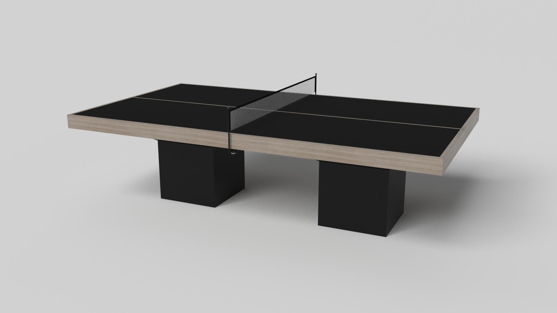 El diseño minimalista se une a la elegancia opulenta en la mesa de ping-pong Trestle. Detallada con una superficie profesional para un juego sin fin, esta mesa contemporánea está elaborada por expertos. Las patas cuadradas de bloque le dan un