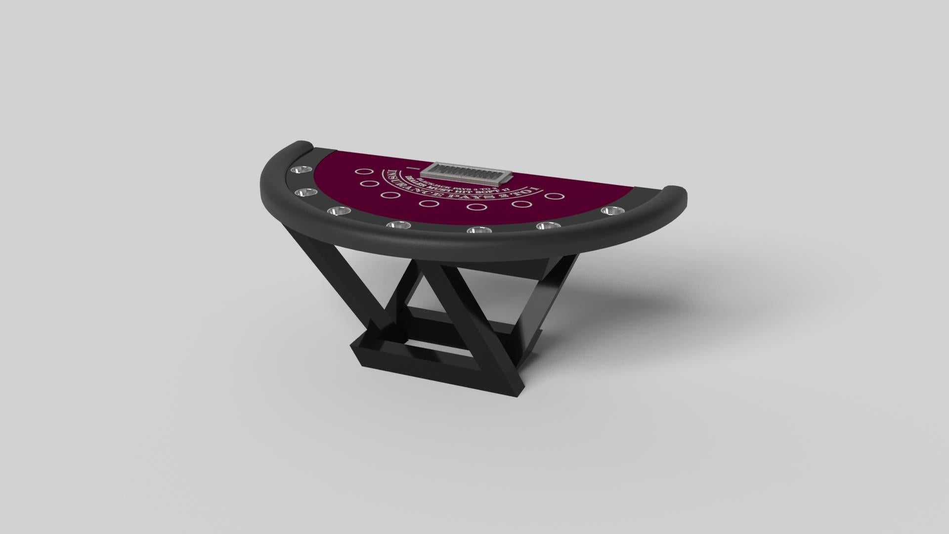 Der Trinity Blackjack-Tisch in Schwarz ist eine zeitgemäße Komposition aus klaren Linien und schlanken Kanten und ist ein eleganter Ausdruck modernen Designs. Dieser handgefertigte, halbrunde Tisch mit Chipständer und Wettkreisen besticht durch