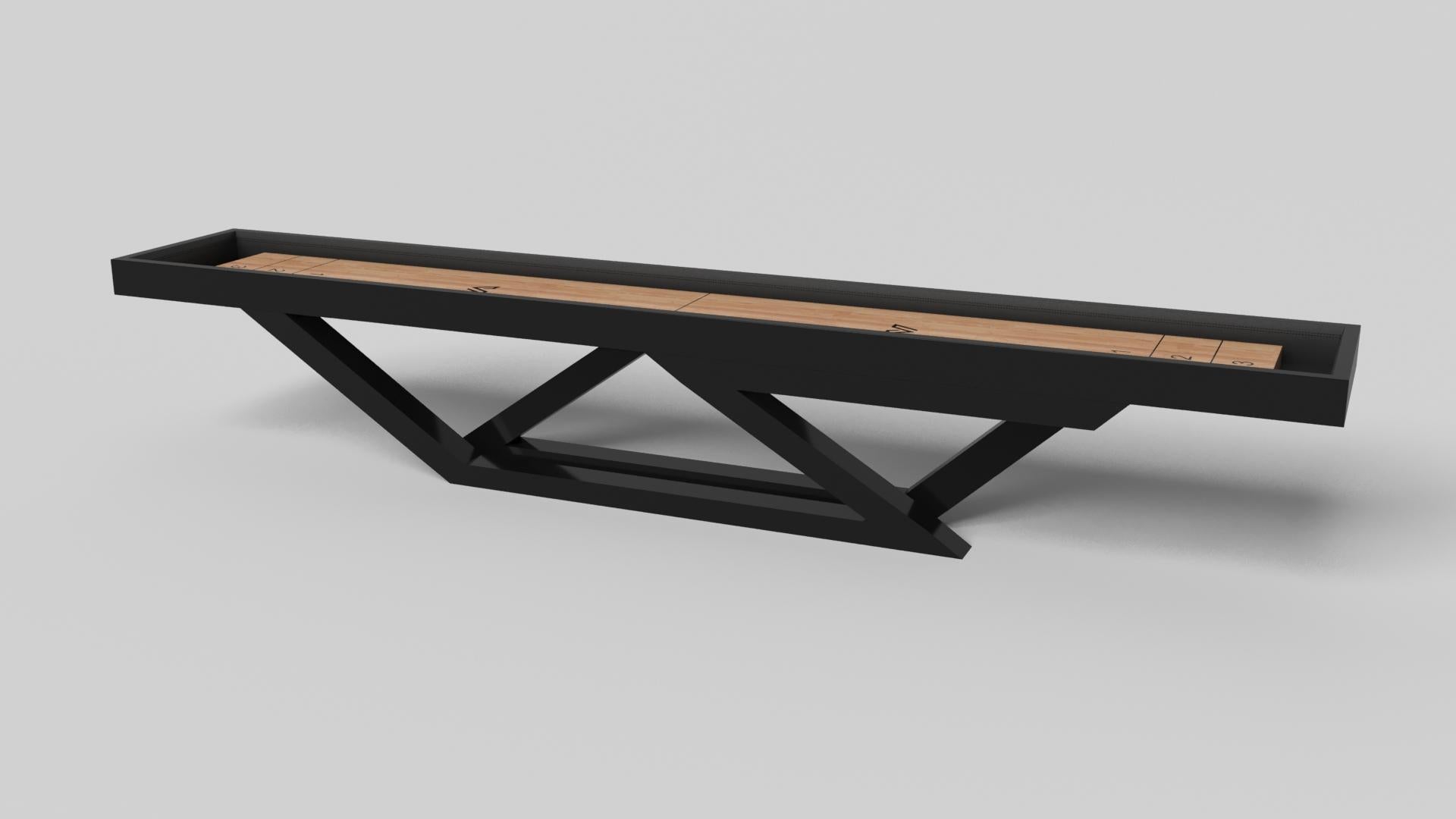 Der Trinity Shuffleboard-Tisch aus schwarzem Chrom mit rotem Akzent ist eine zeitgemäße Komposition aus klaren Linien und schlanken Kanten und ist ein eleganter Ausdruck modernen Designs. Dieser handgefertigte und detaillierte Tisch mit einer
