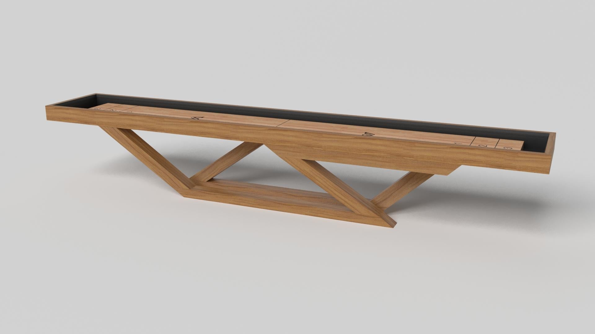 Der Trinity Shuffleboard-Tisch aus schwarzem Chrom mit rotem Akzent ist eine zeitgemäße Komposition aus klaren Linien und schlanken Kanten und ist ein eleganter Ausdruck modernen Designs. Dieser handgefertigte und detaillierte Tisch mit einer