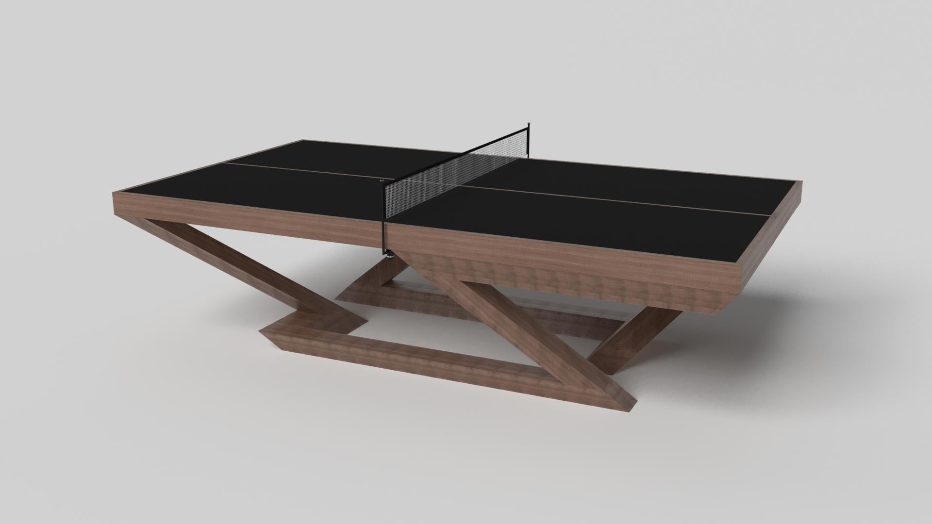 Composition contemporaine de lignes épurées et d'Eleg, la table de tennis de table Trinity en chrome noir avec accent rouge est une expression élégante du design moderne. Fabriquée à la main à partir de chrome noir poli avec des bords rouges