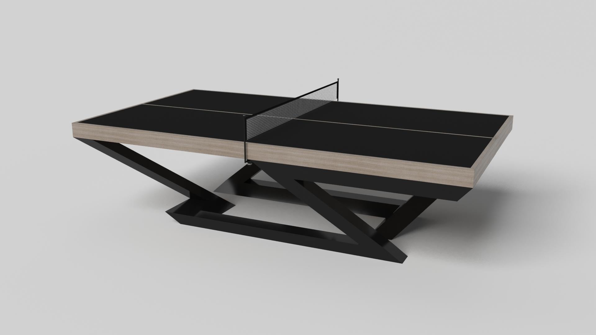 Una composición contemporánea de líneas limpias y bordes elegantes, la mesa de ping-pong Trinity en cromo negro con acento rojo es una elegante expresión de diseño moderno. Fabricada a mano en cromo negro pulido con bordes de un rojo vibrante y un