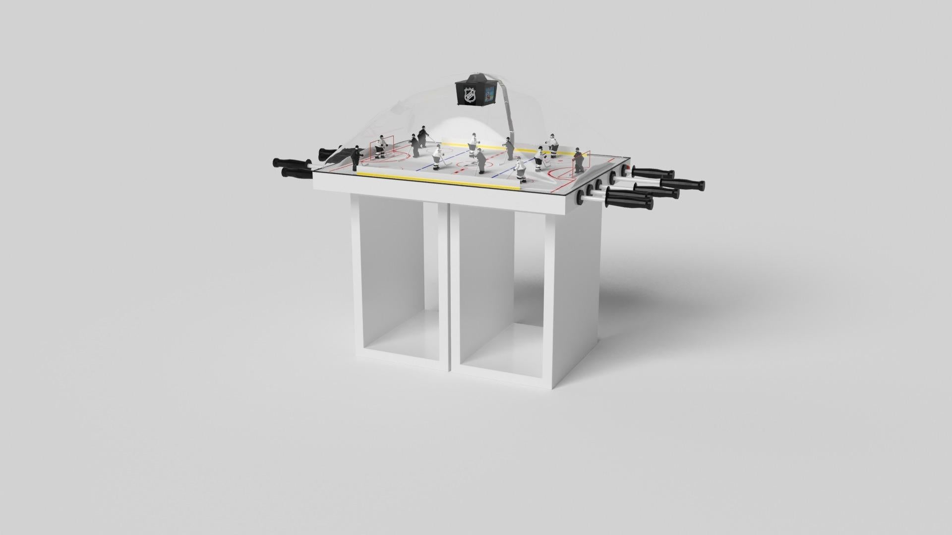 Soutenue par deux socles rectangulaires ouverts en guise de base, cette table de hockey sur bulle fabriquée à la main est moderne et minimaliste avec sa combinaison de formes simples et géométriques. Vue de face, l'utilisation de l'espace négatif