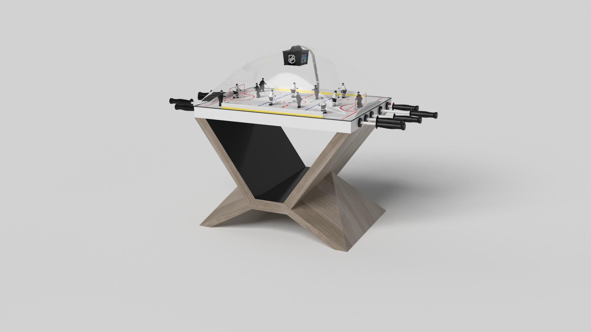 In cromo, il tavolo da hockey a cupola Kors è un esempio eccellente di contrasto di forme geometriche. Questo tavolo presenta una base angolare che mette in risalto la bellezza dello spazio negativo dalla vista frontale. Dalla vista laterale, offre