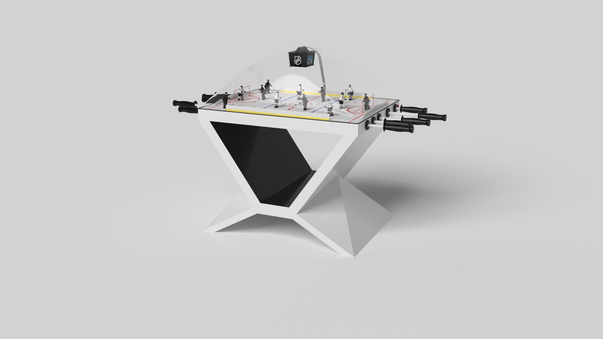 En chrome, la table de hockey Kors dome est un exemple supérieur de formes géométriques contrastées. Cette table présente une base angulaire qui met en valeur la beauté de l'espace négatif vu de face. Vu de côté, il offre une perspective