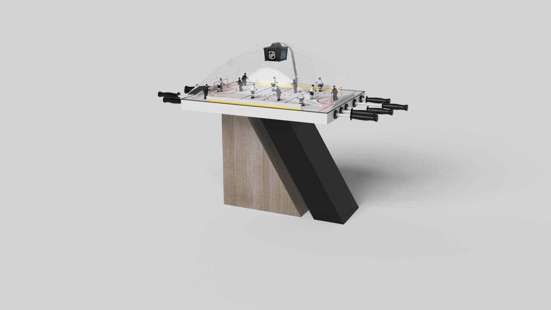 Une base asymétrique crée une silhouette flottante, faisant de la table de hockey dôme Stilt en chrome et noyer un ajout contemporain convaincant à la maison moderne. Fabriquée en métal durable avec des accents en bois de noyer, cette luxueuse table