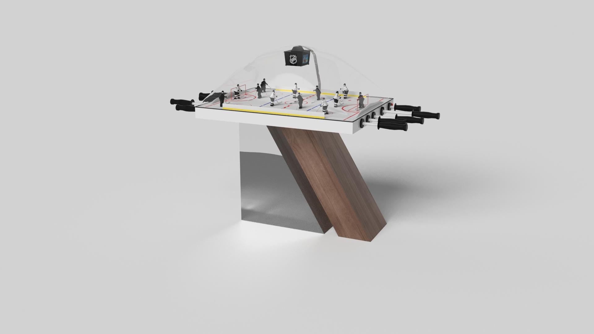 Une base asymétrique crée une silhouette flottante, faisant de la table de hockey dôme Stilt en chrome et noyer un ajout contemporain convaincant à la maison moderne. Fabriquée en métal durable avec des accents en bois de noyer, cette luxueuse table