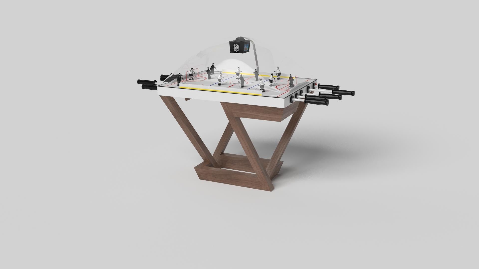 Una composición contemporánea de líneas limpias y bordes elegantes, la mesa de hockey Trinity de cúpula en cromo negro con detalles rojos es una elegante expresión de diseño moderno. Hecha a mano con madera de arce natural, esta mesa ofrece un