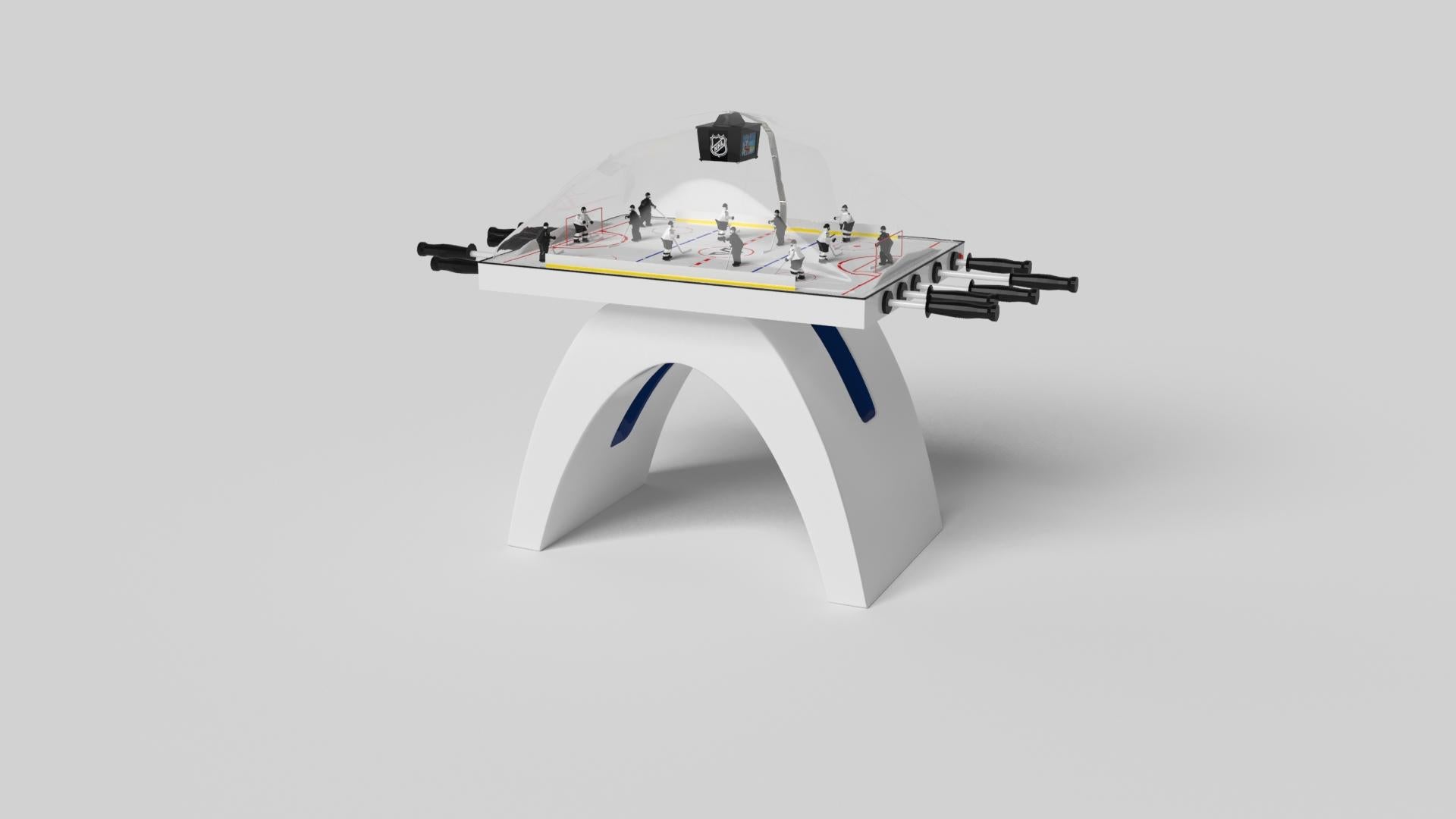 Una base abierta y arqueada se equilibra maravillosamente con los bordes duros de la superficie rectangular superior, haciendo de la mesa de ping-pong Zenith en negro y rojo una llamativa yuxtaposición de formas modernas y geométricas. Minimalista