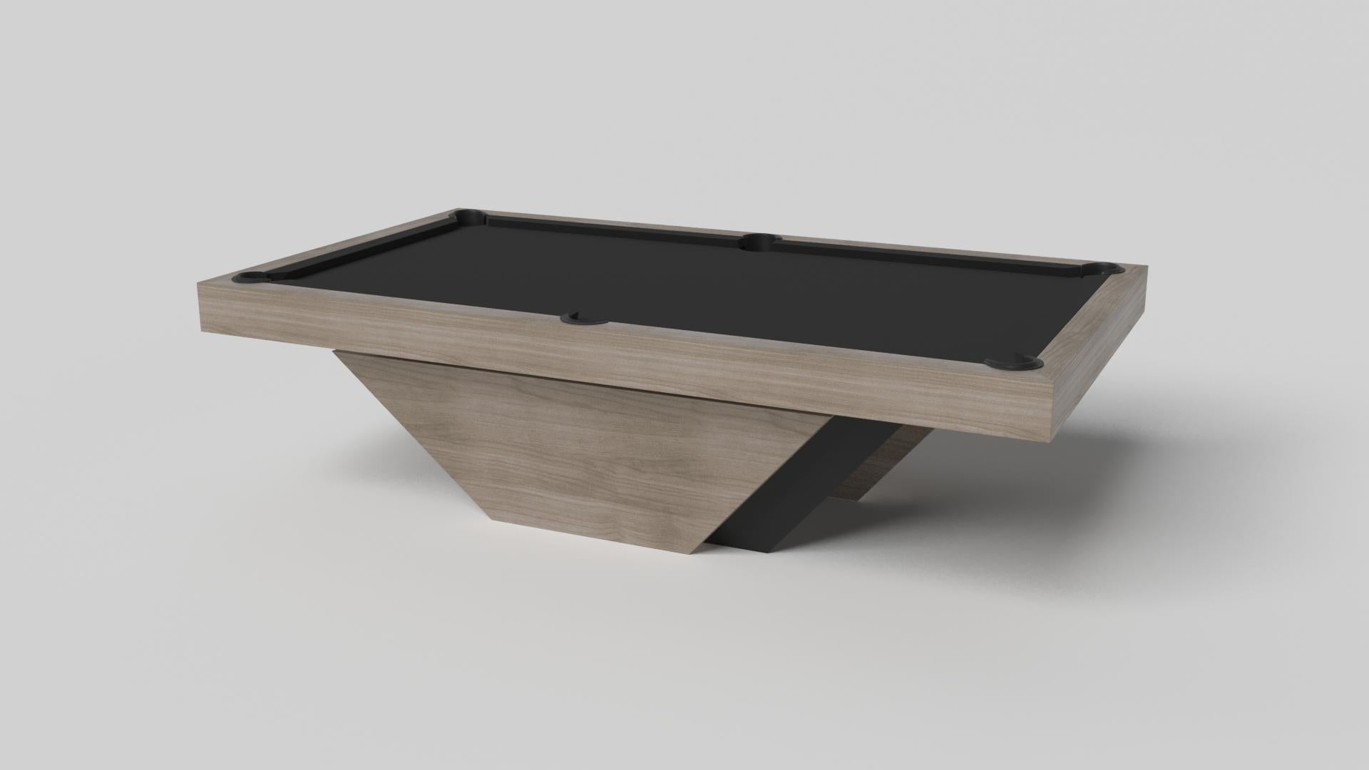 Realizzato a mano con linee pulite, angoli acuti e una base piramidale, il tavolo da biliardo Vogue in cromo e nero rappresenta il perfetto equilibrio tra stile di ispirazione sportiva e design contemporaneo. Intramontabile nel suo fascino e