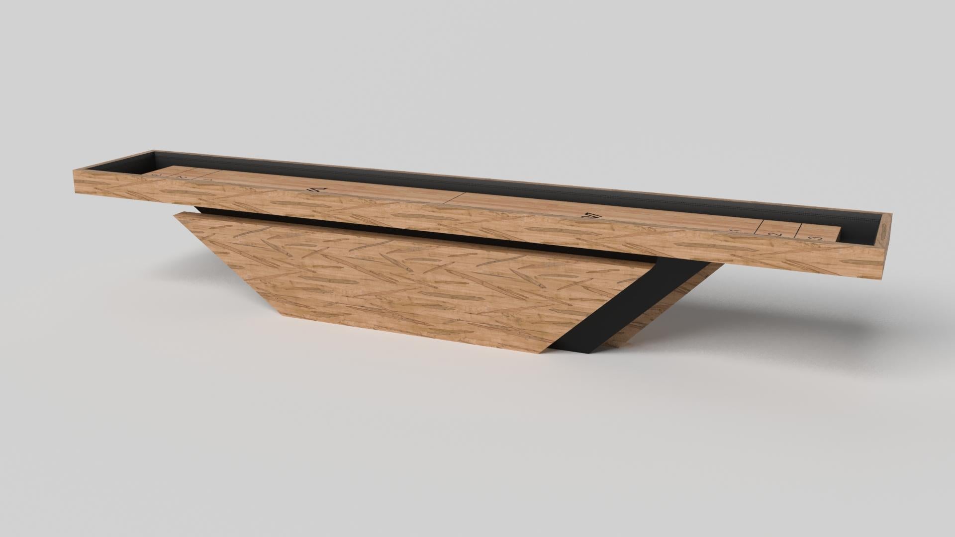 Realizzato a mano con linee pulite, angoli acuti e una base piramidale, il tavolo da shuffleboard Vogue in cromo e nero rappresenta il perfetto equilibrio tra stile di ispirazione sportiva e design contemporaneo. Intramontabile nel suo fascino e