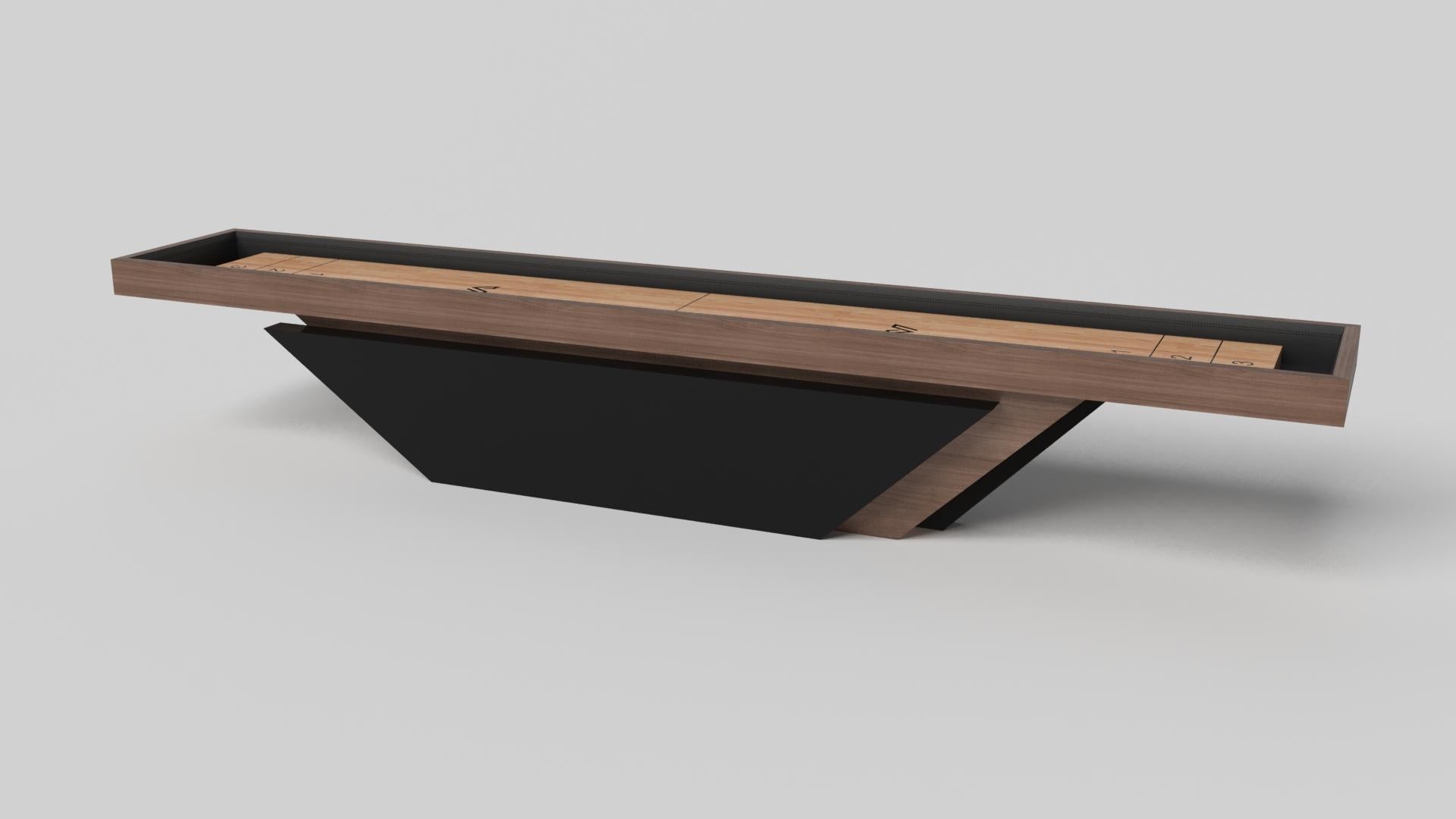 Der handgefertigte Vogue Shuffleboard-Tisch in Chrom und Schwarz mit klaren Linien, scharfen Winkeln und einem Pyramidensockel schafft die perfekte Balance zwischen sportlich inspiriertem Stil und zeitgenössischem Design. Dieser zeitlos schöne und