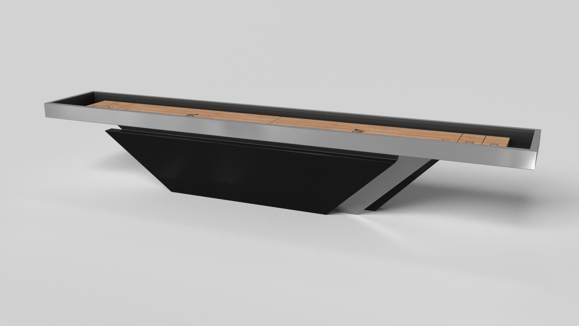 Fabriquée à la main avec des lignes épurées, des angles vifs et une base pyramidale, la table de shuffleboard Vogue en chrome et noir trouve l'équilibre parfait entre le style inspiré du sport et le design contemporain. Intemporelle dans son attrait