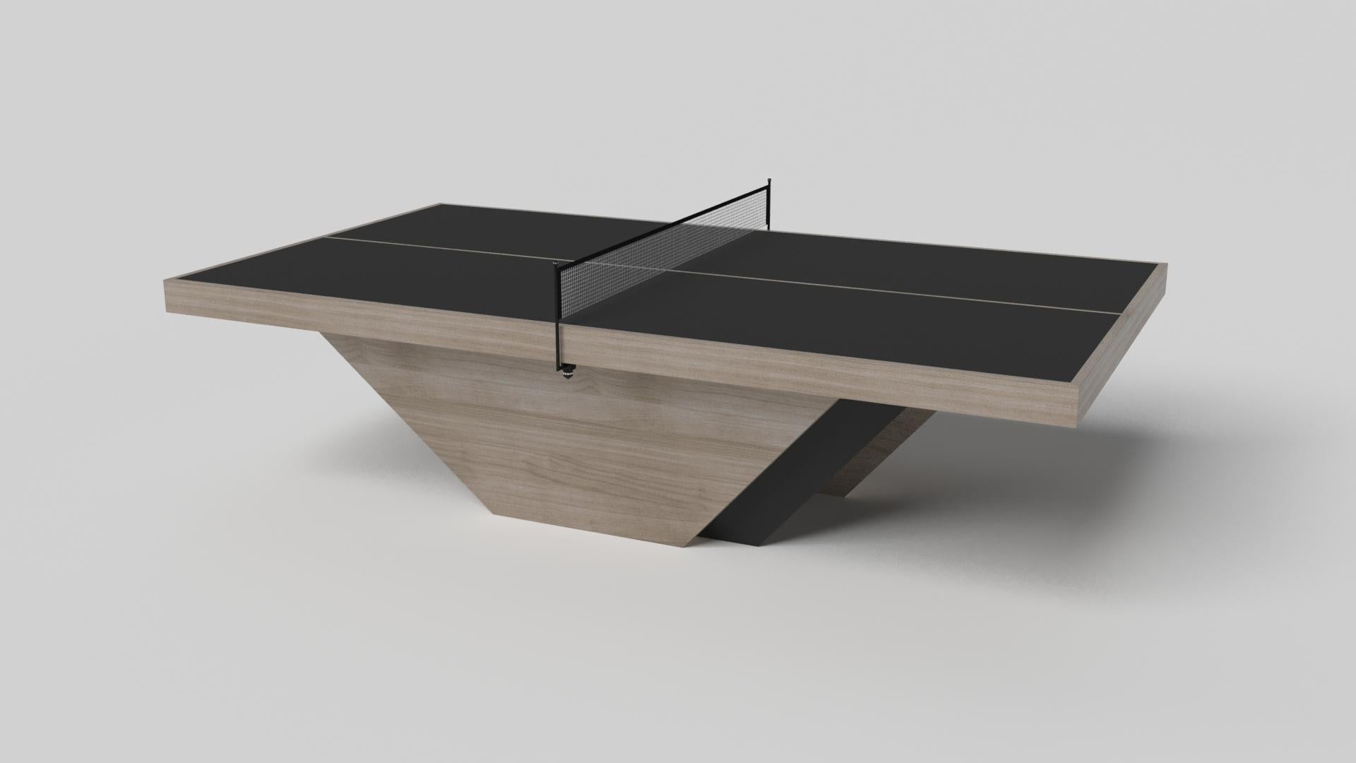 Hecha a mano con líneas limpias, ángulos agudos y una base piramidal, la mesa de ping-pong Vogue en cromo con negro consigue el equilibrio perfecto entre el estilo inspirado en el deporte y el diseño contemporáneo. Intemporal en su atractivo y