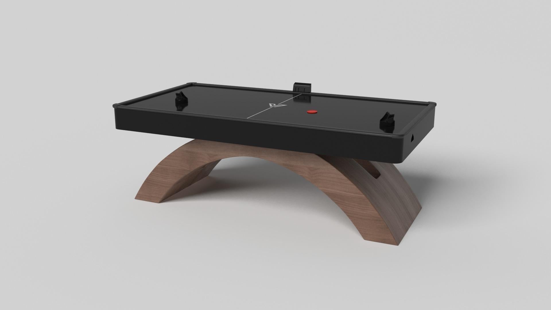 Une base ouverte et arquée s'équilibre magnifiquement avec les bords durs du plateau rectangulaire, faisant de la table de hockey sur gazon Zenith en noir et rouge une juxtaposition frappante de formes modernes et géométriques. Minimaliste mais