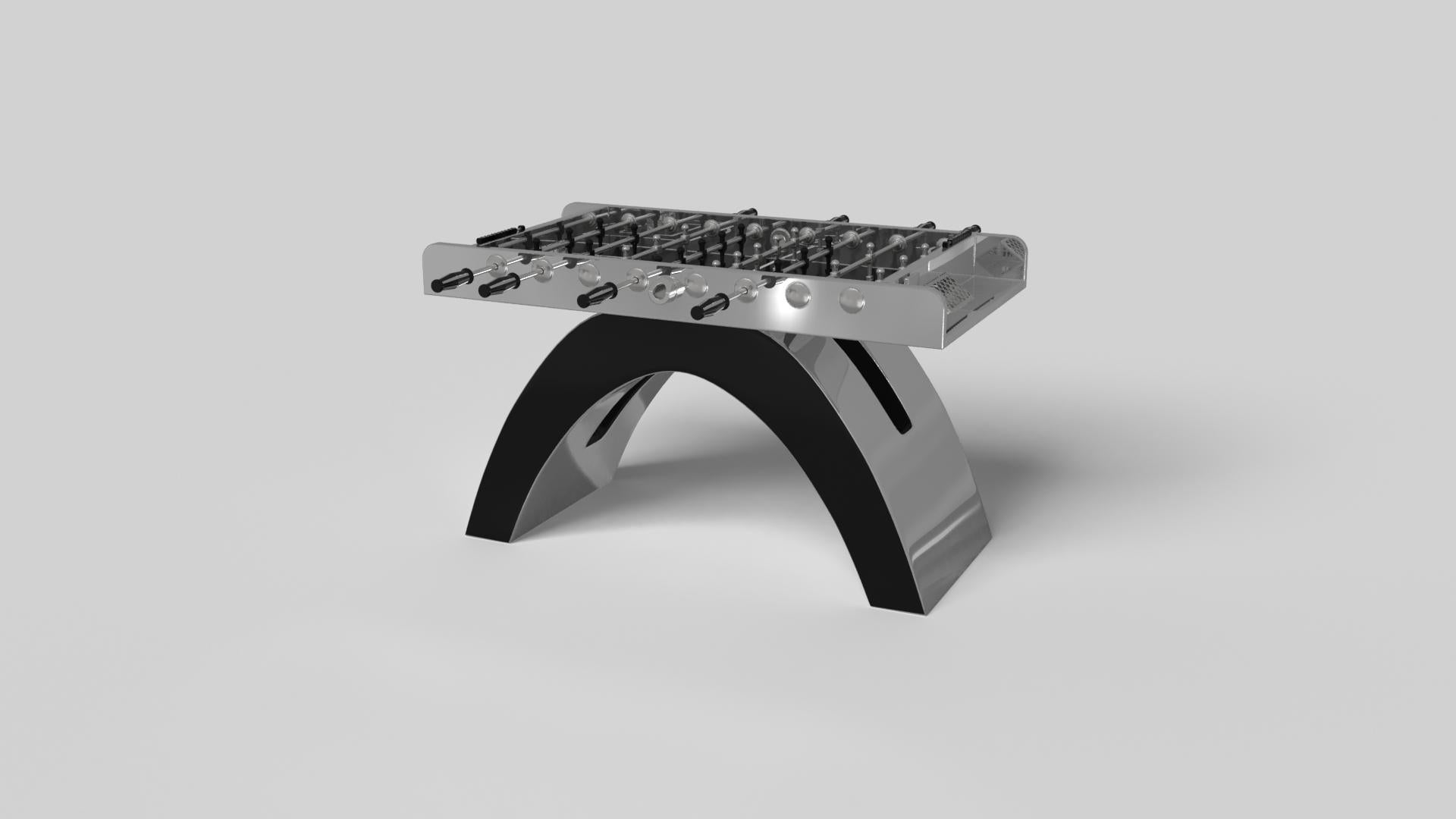 Une base ouverte et arquée s'équilibre magnifiquement avec les bords durs du plateau rectangulaire, faisant du baby-foot Zenith en noir et rouge une juxtaposition frappante de formes modernes et géométriques. Minimaliste mais luxueuse, cette table