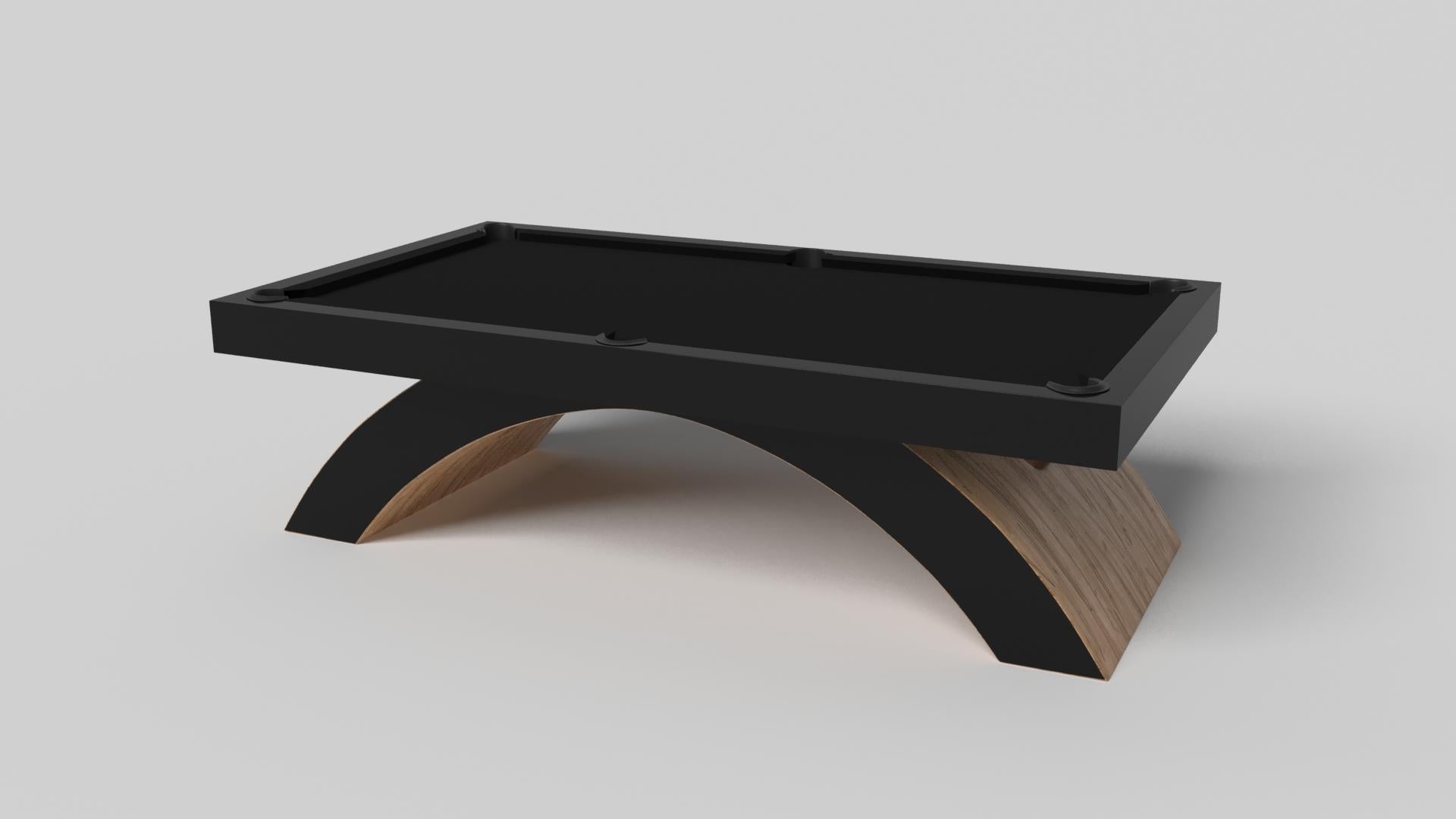 Une base ouverte et arquée s'équilibre magnifiquement avec les bords durs du plateau rectangulaire, faisant du billard Zenith en noir et rouge une juxtaposition frappante de formes modernes et géométriques. Minimaliste mais luxueuse, cette table