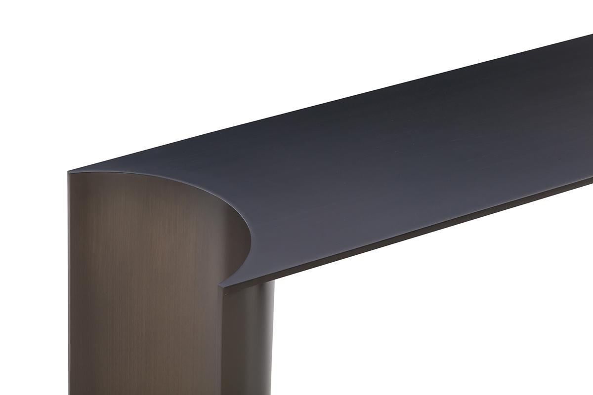 Vietnamien Table console sculpturale en acier inoxydable - bronze brossé en vente