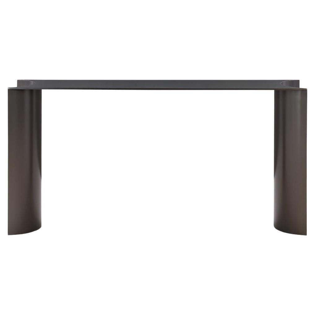 Élevez votre espace avec notre console sculpturale en acier
Fabriquée à la main avec une attention méticuleuse aux détails en acier inoxydable de première qualité, la console YY1 est un chef-d'œuvre qui allie sans effort un minimalisme sophistiqué à