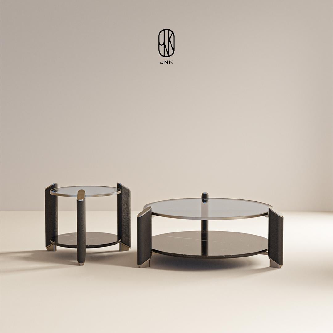 Il tavolo GIRA ha un design moderno ed elegante. 

È disponibile in due diverse dimensioni, entrambe con forme arrotondate e strutture multistrato. Le superfici superiori sono realizzate in vetro color bronzo, mentre gli strati inferiori hanno