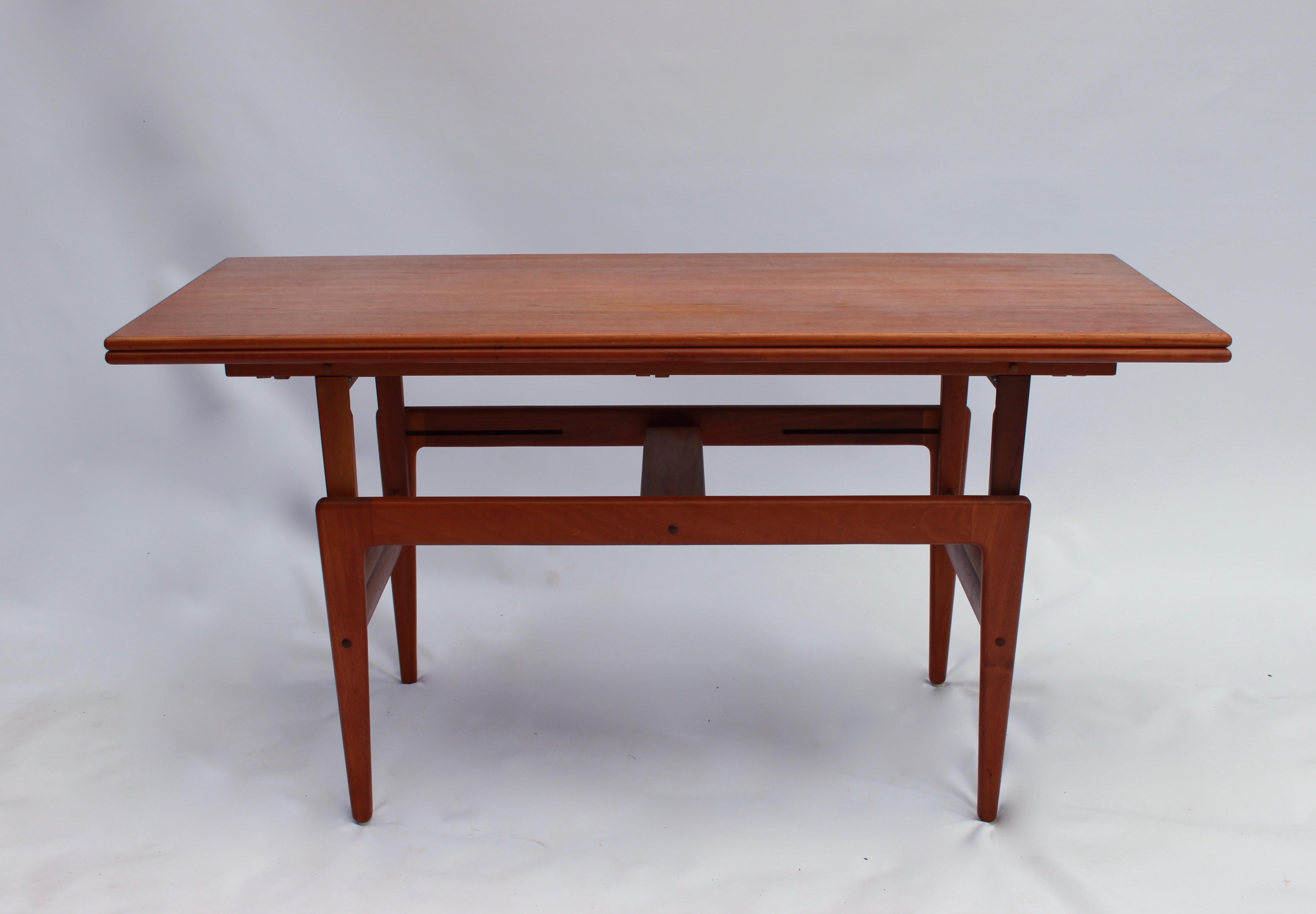 Elevator table, can be used as both coffee- and dining table, in teak and of Danish design from the 1960s. The table is in great vintage condition.