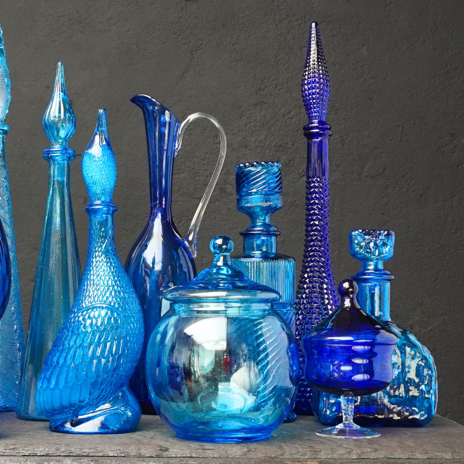 Mid-Century Modern Onze bouteilles de génie en verre bleu des années 1960 de l'Italie Empoli Décanteurs:: vases et bonbonnières