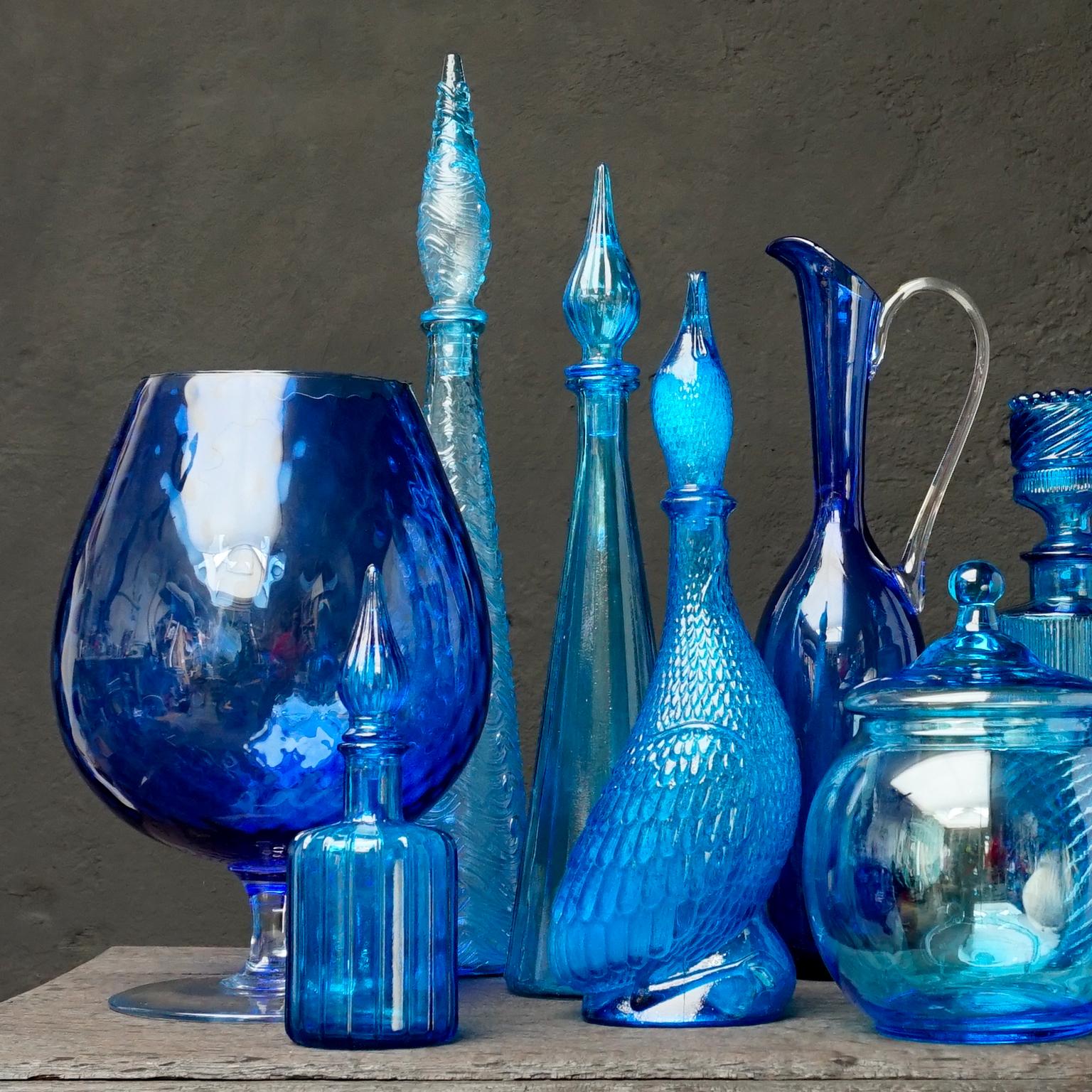 italien Onze bouteilles de génie en verre bleu des années 1960 de l'Italie Empoli Décanteurs:: vases et bonbonnières