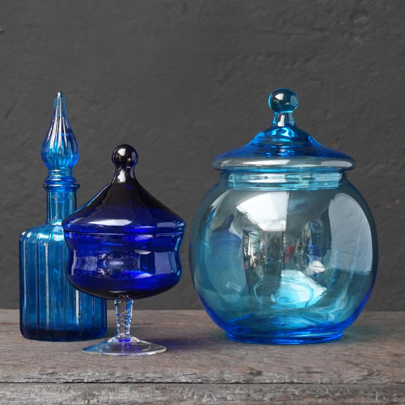 Pressé Onze bouteilles de génie en verre bleu des années 1960 de l'Italie Empoli Décanteurs:: vases et bonbonnières
