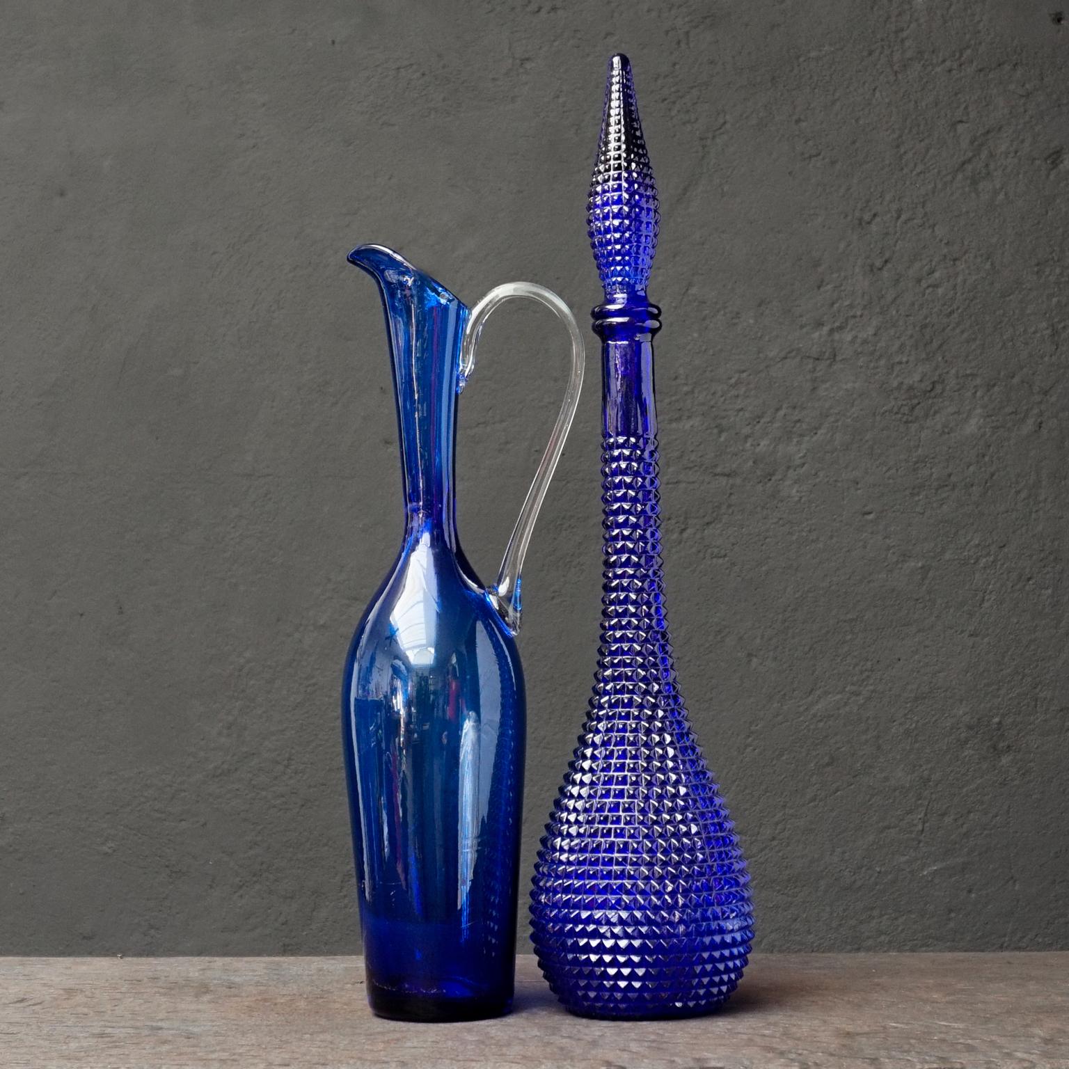 Onze bouteilles de génie en verre bleu des années 1960 de l'Italie Empoli Décanteurs:: vases et bonbonnières 1