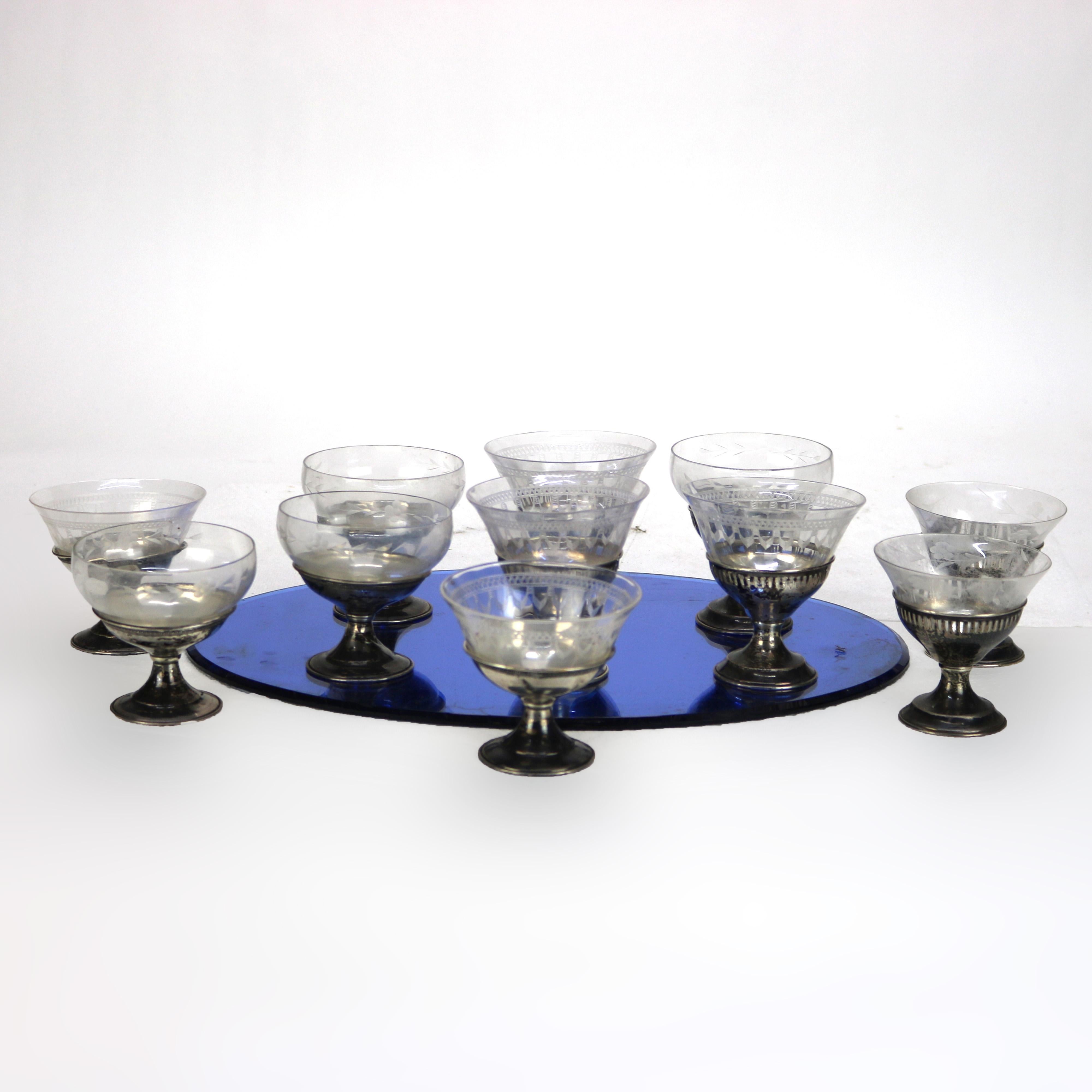 Onze coupes à dessert anciennes en argent sterling avec inserts en verre vers 1920 (le miroir bleu sert uniquement à la présentation photographique et n'est pas inclus dans l'ensemble).
Tailles à partir de 
3 3/4