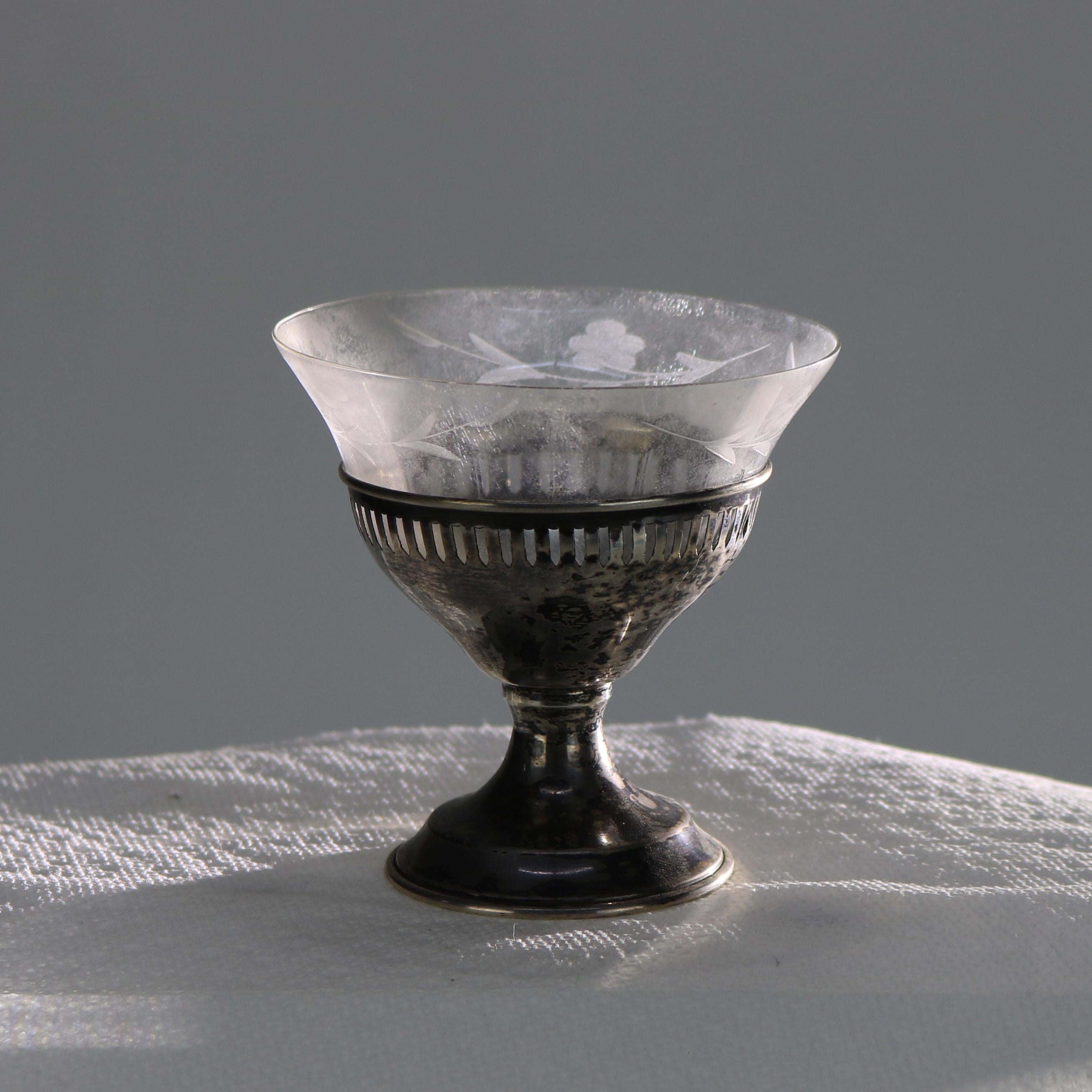 20ième siècle Eleven assiettes à dessert anciennes en argent sterling avec inserts en verre c1920 en vente