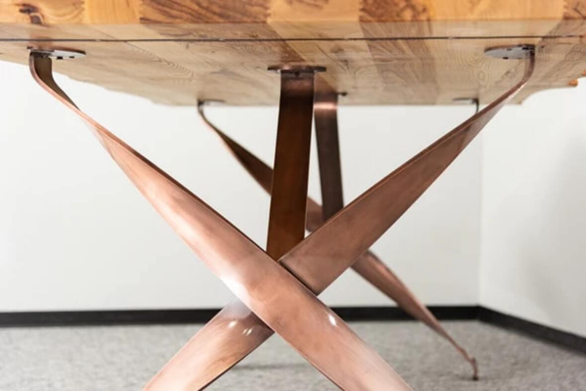 Eine harmonische Mischung aus rustikalem Charme und industrieller Eleganz. Dieser auffällige Tisch verfügt über eine Holzplatte mit lebendiger Kante, die die natürliche Schönheit und einzigartige Maserung des Holzes zur Geltung bringt. Die rohen,