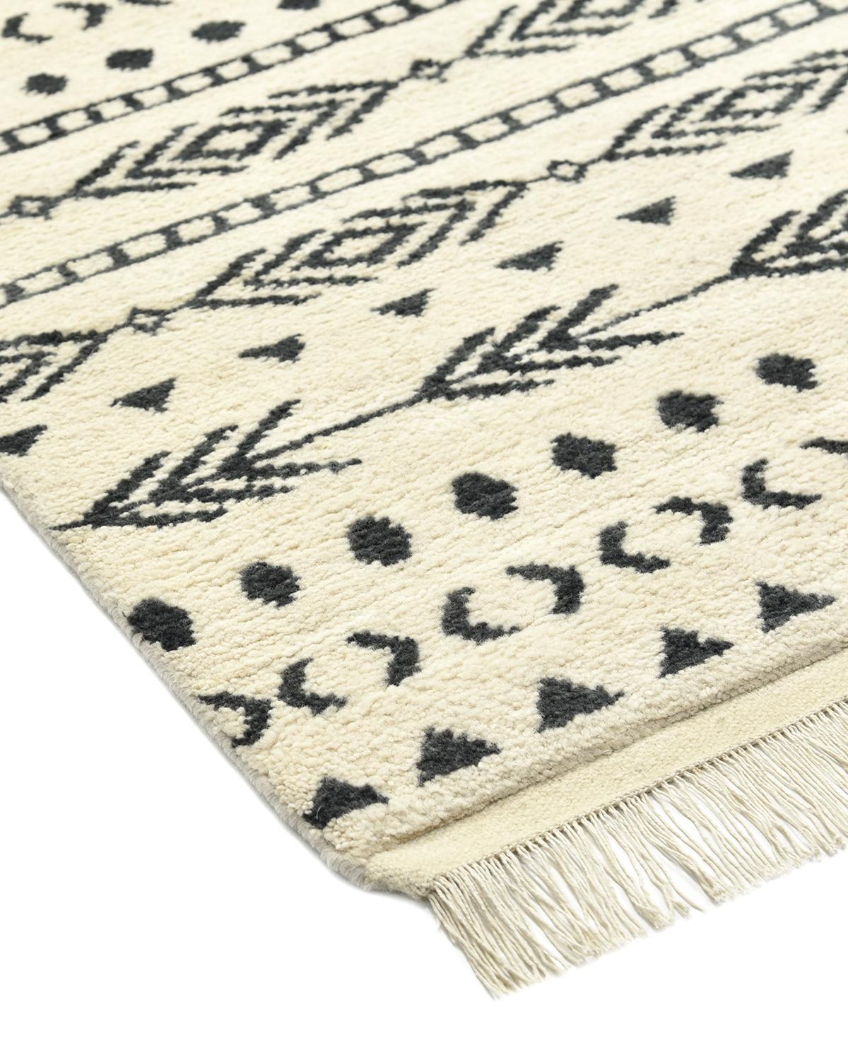 Bien que créés en Inde, ces tapis d'inspiration marocaine faits main rendent hommage à l'artisanat traditionnel et aux motifs séculaires. Cette collection donne un esprit vibrant à tout espace.