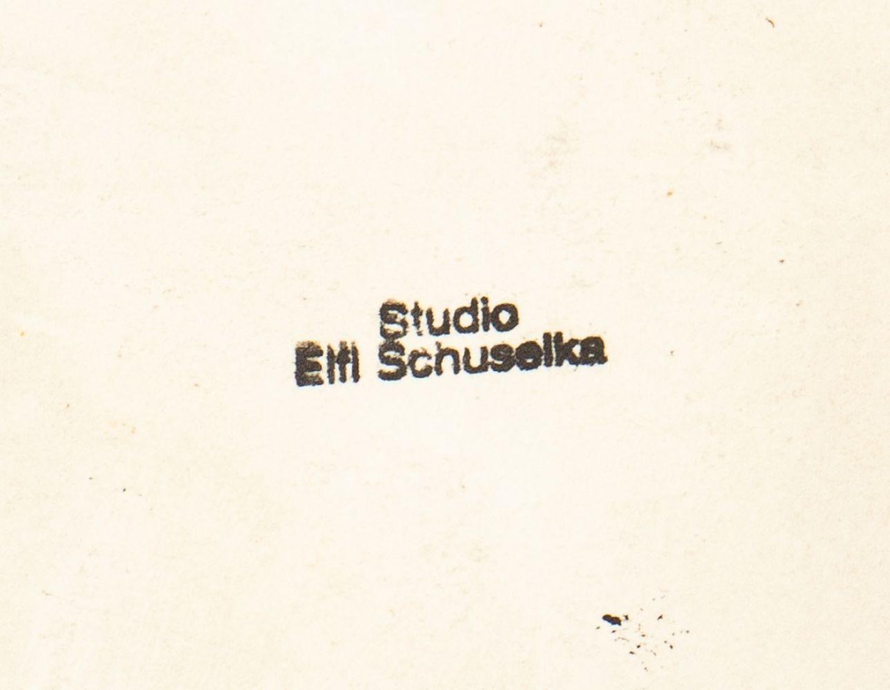 Elfi Schuselka (austriaca, n. 1940), Dos composiciones abstractas, collage mixto sobre papel, crestas esculpidas en relieve con puntas pintadas sobre fondo negro con bordes pintados, aparentemente sin firmar, cada una con el sello 