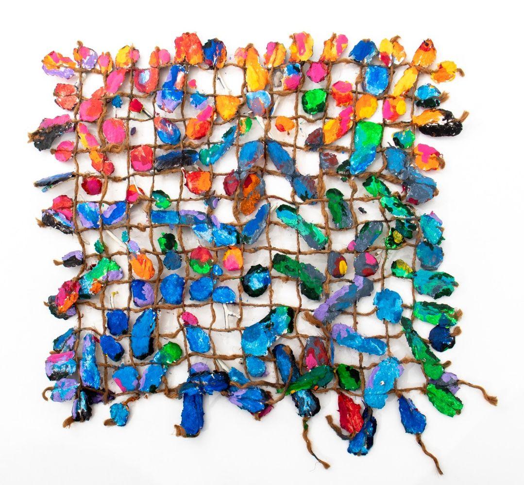 Composizione di oggetti trovati con arcobaleno - Art Contemporaneo di Elfi Schuselka 