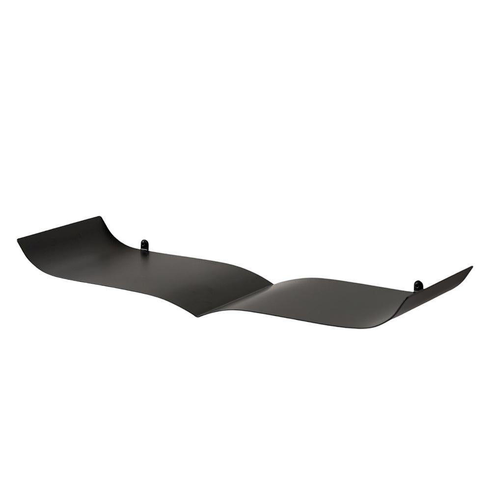 Scaffale da parete Elga Nero con struttura in 
in acciaio verniciato a polvere con finitura nera opaca.
Disponibile su richiesta anche in formato L45xP19xH6cm,
prezzo: 490,00€.
Disponibile su richiesta anche con finitura bianca opaca. 
in