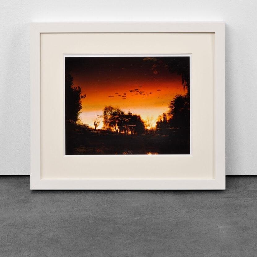 Nocturnes à Giverny von Elger Esser, Seerosenteich bei Sonnenuntergang, Zeitgenössische Kunst im Angebot 1