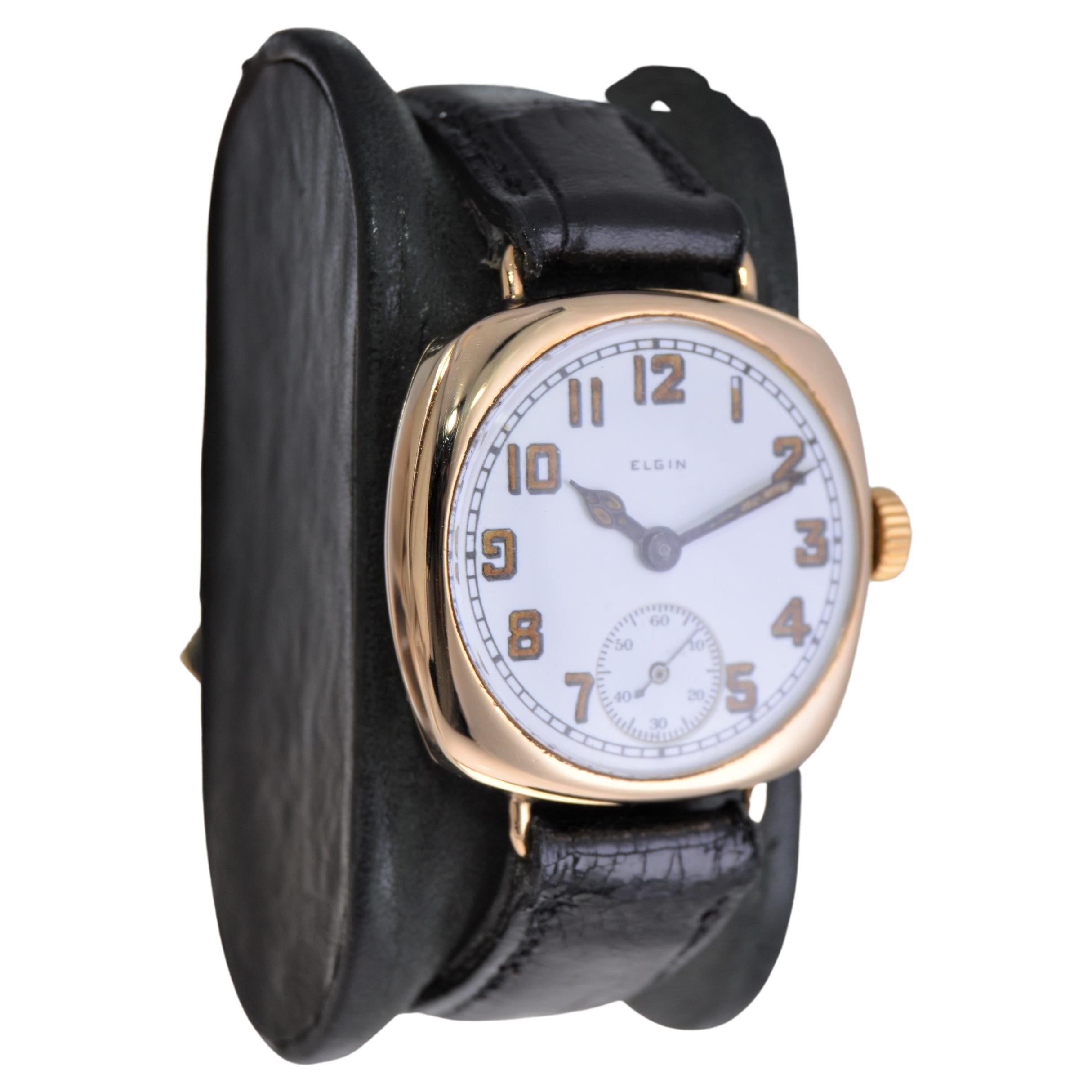 USINE / MAISON : Elgin Watch Company
STYLE / RÉFÉRENCE : Forme du coussin 
METAL / MATERIAL : Or jaune massif 14k
CIRCA / ANNÉE : 1896
DIMENSIONS / TAILLE :  Longueur 40mm X Largeur 32mm
MOUVEMENT / CALIBRE : Remontage manuel / 16 Joyaux / Calibre