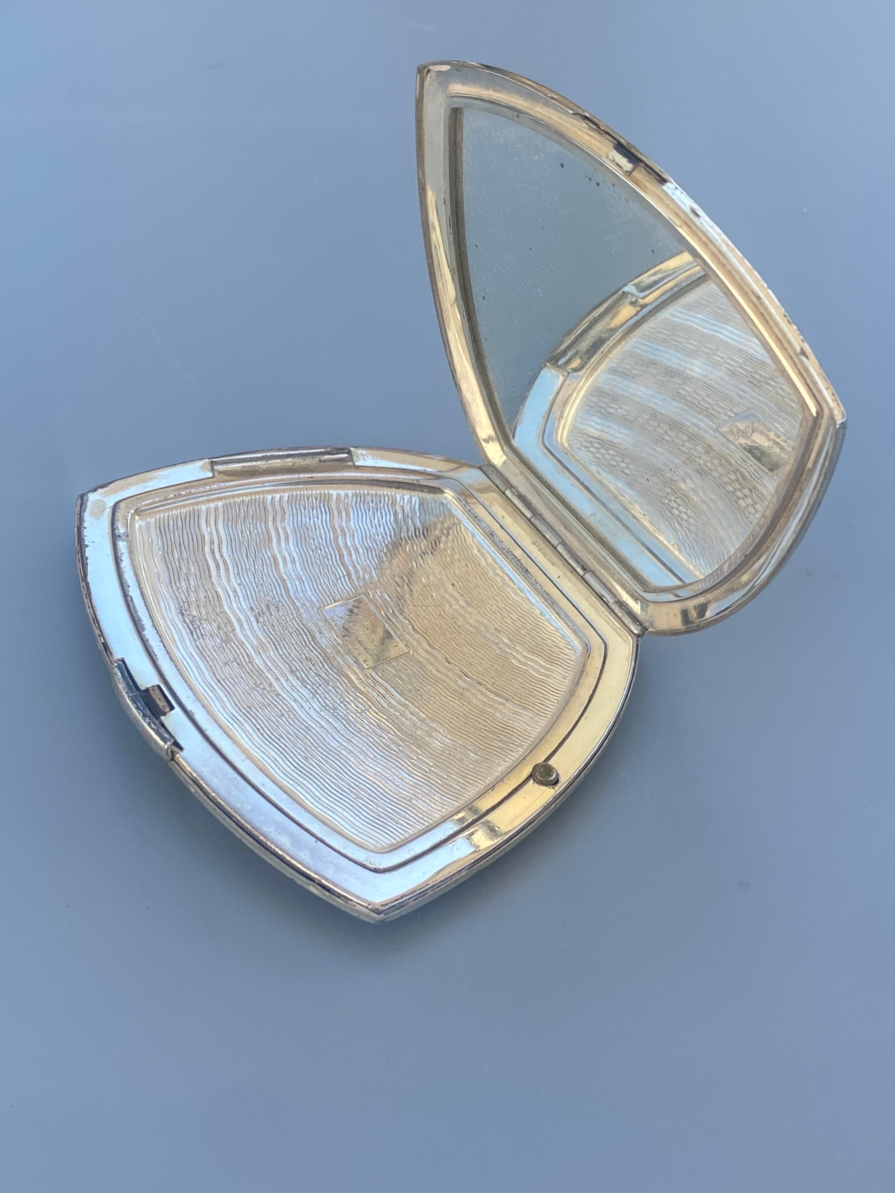 Elgin American, hergestellt in den USA 128,72 Gramm Sterlingsilber, solide Make-up kompakt Fall.

Massives 925er Sterling Silber mit
Galvanisch vergoldete, strukturierte Gehäuseoberseite mit den eingravierten Initialen LPR.  Die Rückseite des