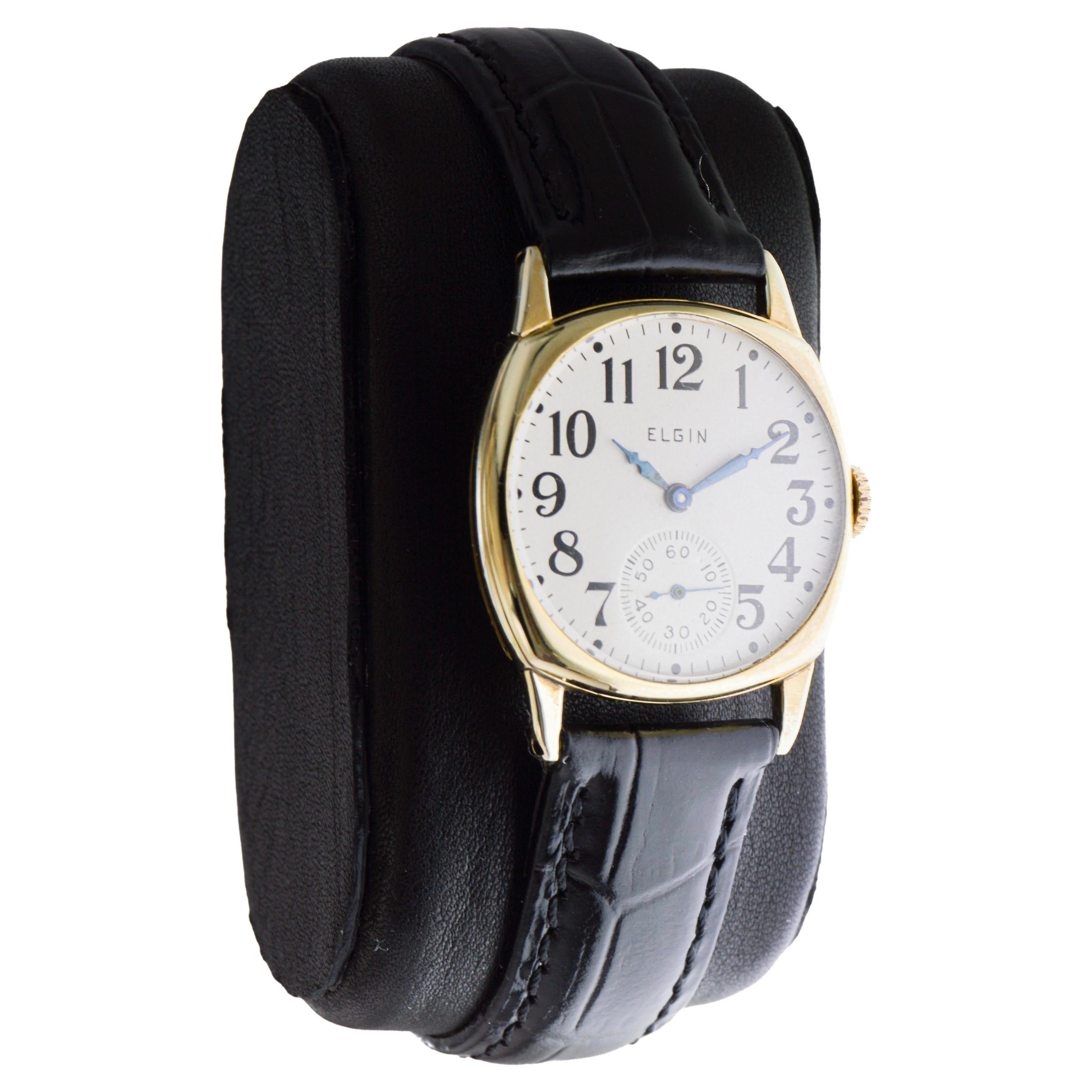 USINE / MAISON : Elgin Watch Company
STYLE / RÉFÉRENCE : Art déco / Forme du coussin 
METAL / MATERIAL : Rempli d'or jaune
CIRCA / ANNÉE : 1925
DIMENSIONS / TAILLE : Longueur 35 mm 