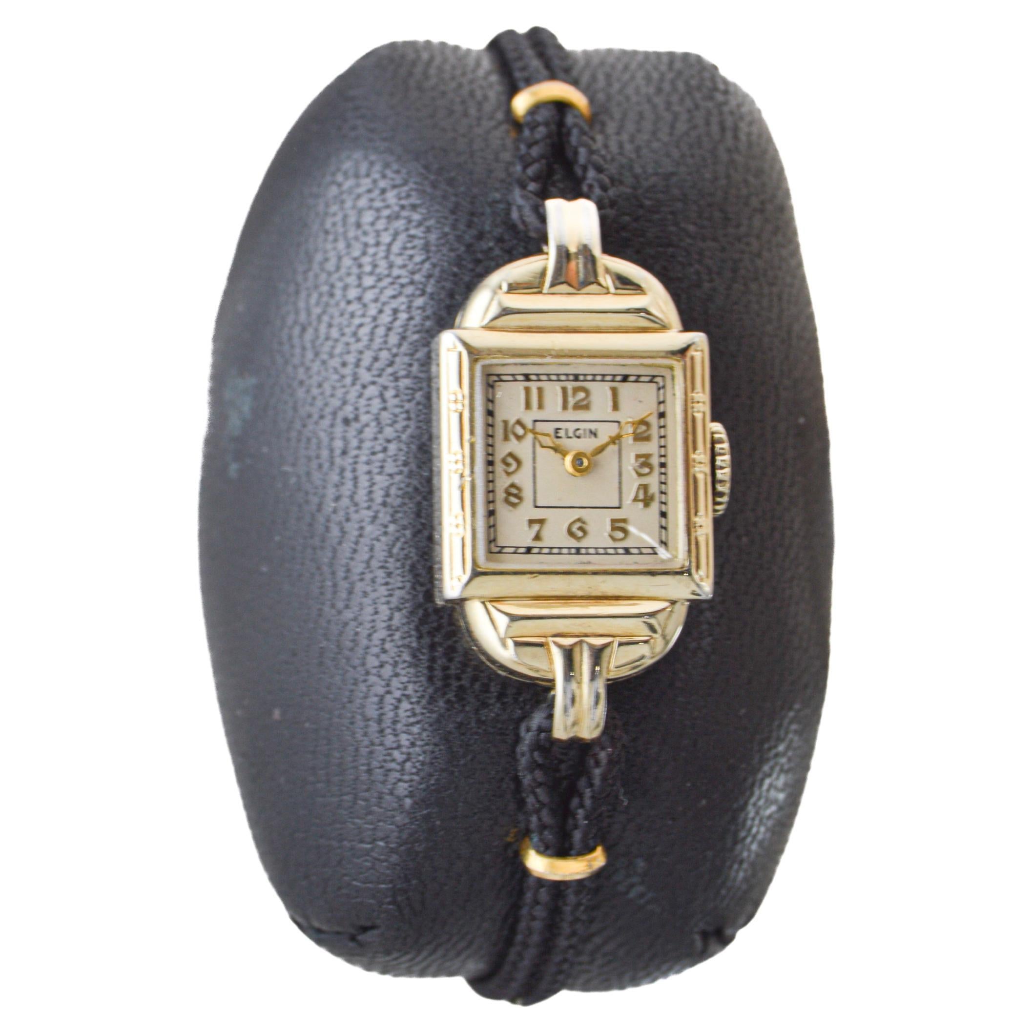 FABRIK / HAUS: Elgin Watch Company
STIL / REFERENZ: Art Deco
METALL / MATERIAL: Gelbgold gefüllt
CIRCA / JAHR: 1930er Jahre
ABMESSUNGEN / GRÖSSE: Länge 30mm X Breite 15mm
UHRWERK / KALIBER: Handaufzug / 7 Jewels 
ZIFFERN / ZEIGER: Original