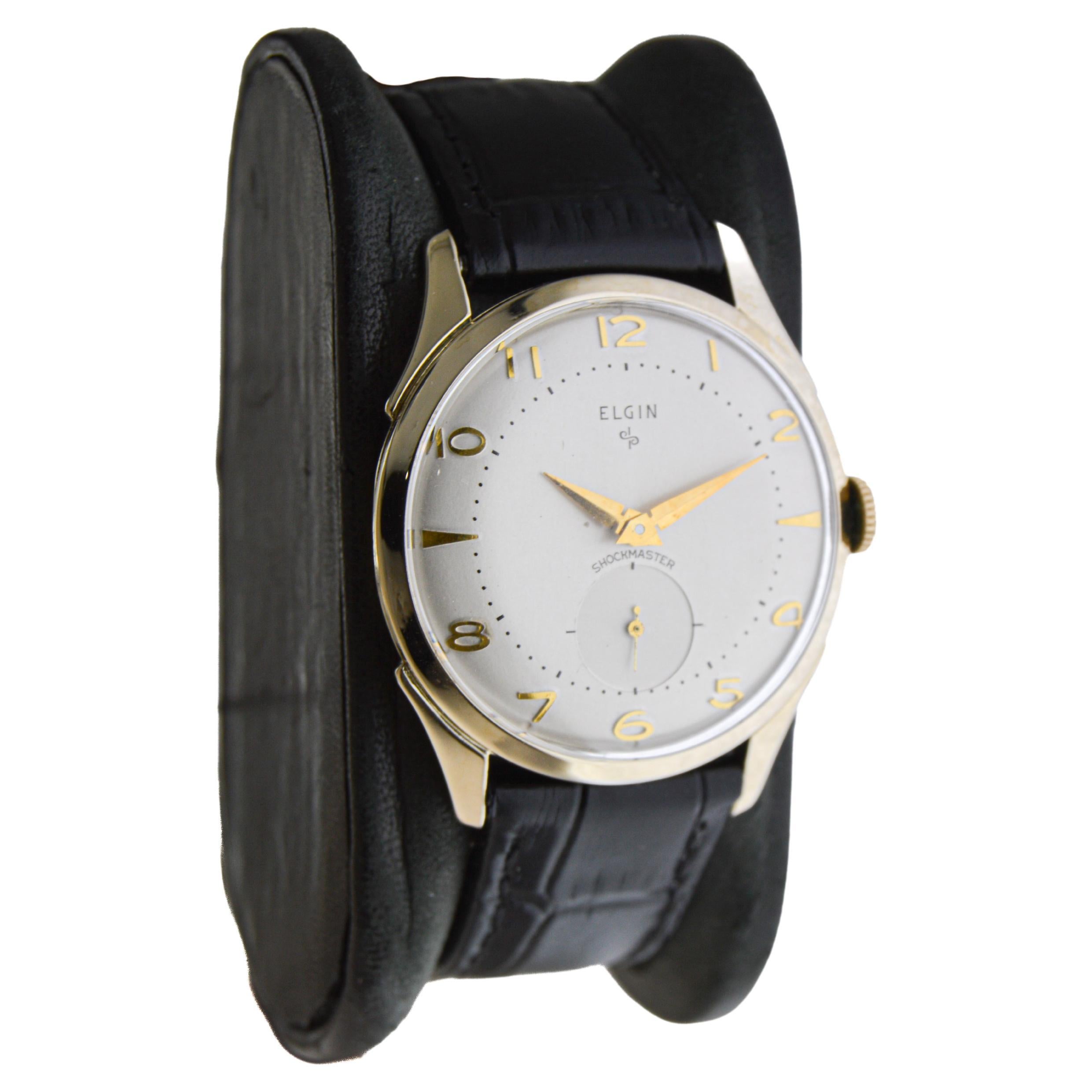 FACTORY / HOUSE: Elgin Watch Company
STYLE / REFERENCE: Art Deco / Round 
METAL / MATERIAL: Yellow Gold Filled 
CIRCA / YEAR: 1950's
DIMENSIONS / SIZE: Length 39mm X Diameter 32mm
MOVEMENT / CALIBER: Manual Winding / 17 Jewels / Caliber 712
DIAL /