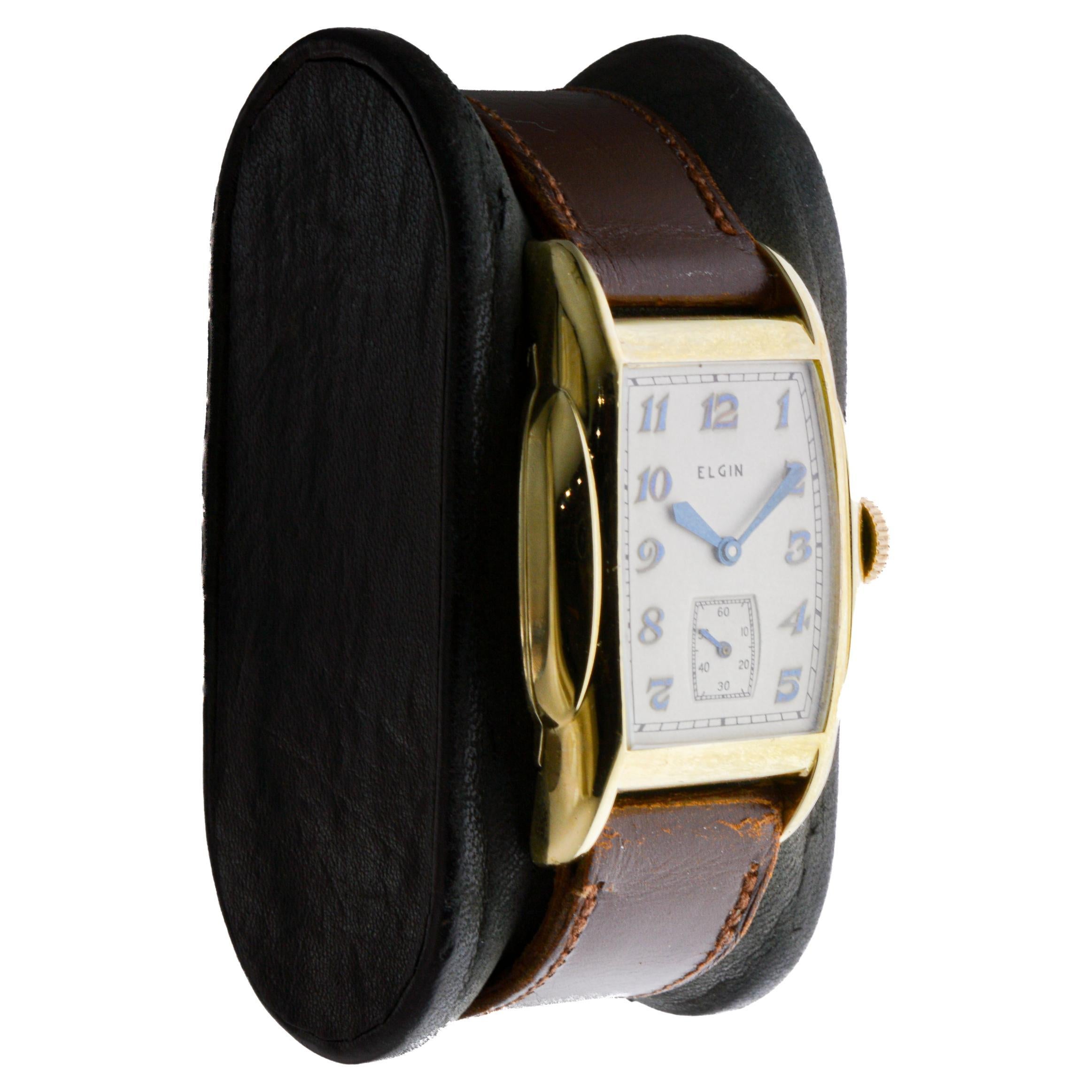 FÁBRICA / CASA: Elgin Watch Company
ESTILO / REFERENCIA: Art Decó / Forma de tortuga
METAL / MATERIAL: Oro amarillo relleno
CIRCA / AÑO: 1940
DIMENSIONES / TAMAÑO: Largo 40mm X Ancho 25mm
MOVIMIENTO / CALIBRE: cuerda manual / 17 joyas / calibre 8-0