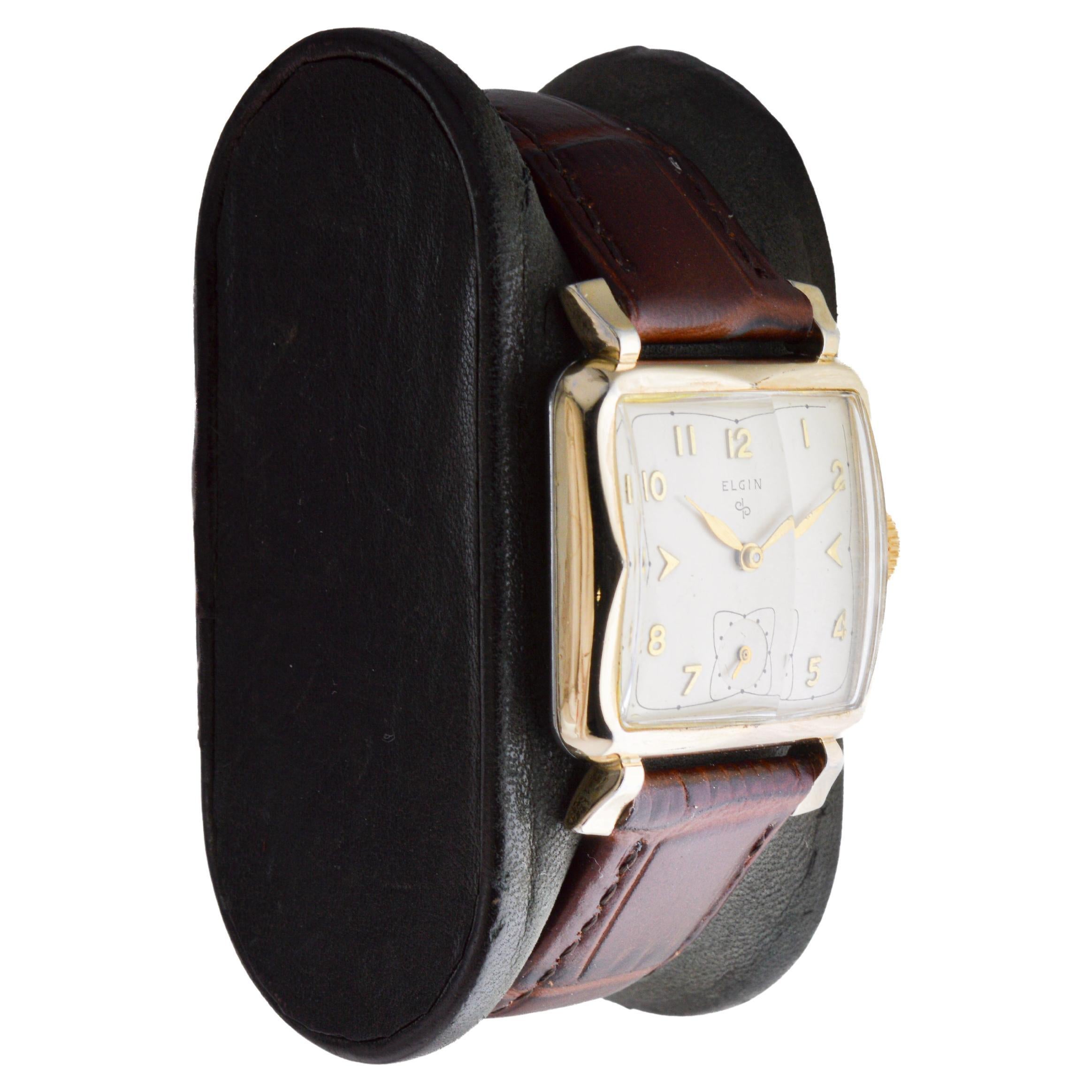 FÁBRICA / CASA: Elgin Watch Company
ESTILO / REFERENCIA: Art Decó / Estilo Tanque 
METAL / MATERIAL: Oro amarillo relleno 
CIRCA / AÑO: 1940
DIMENSIONES / TAMAÑO: Largo 35mm X Ancho 26mm
MOVIMIENTO / CALIBRE: cuerda manual / 17 joyas / calibre 8-0