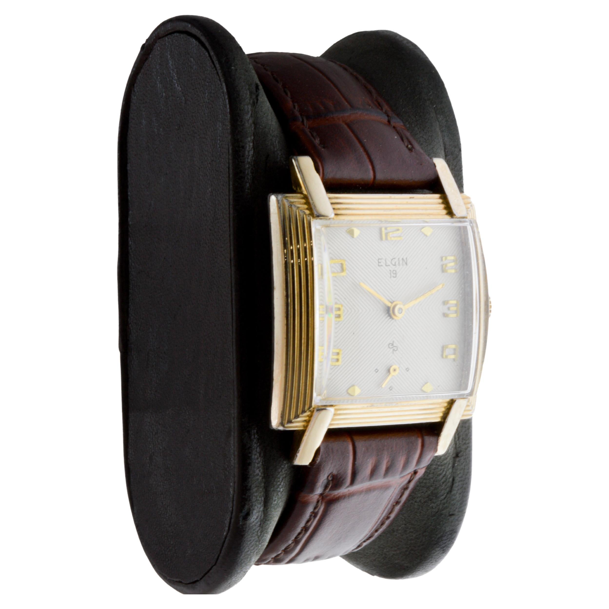 FABRIK / HAUS: Elgin Watch Company
STIL / REFERENZ: Art Deco / Panzer-Stil 
METALL / MATERIAL: Gelbgold gefüllt
CIRCA / JAHR: 1950er Jahre
ABMESSUNGEN / GRÖSSE: Länge 35mm X Breite 27mm
UHRWERK / KALIBER: Handaufzug / 17 Jewels / Kaliber 683