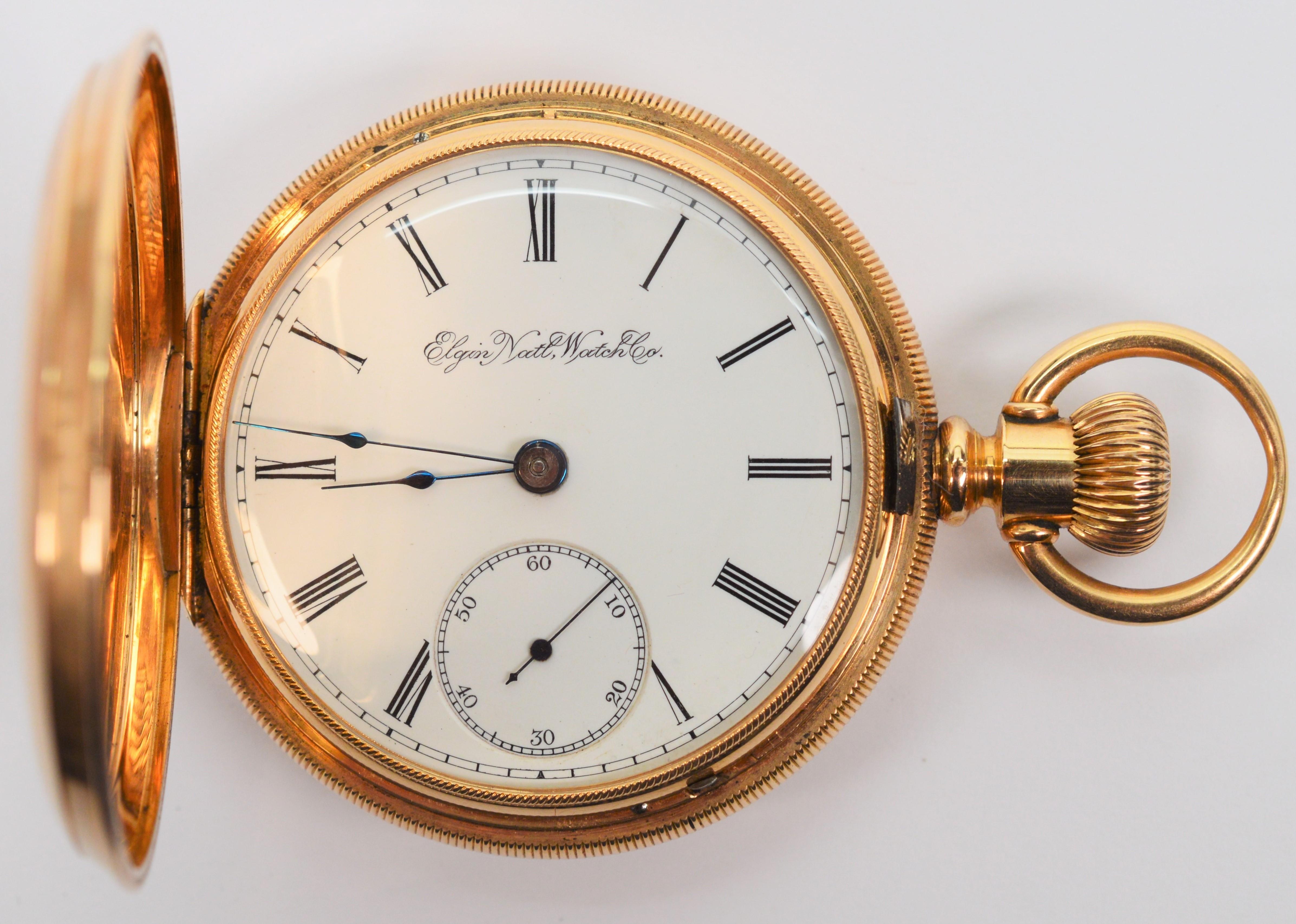 Halten Sie ein Stück Geschichte in der Zeit fest. Diese große 14 Karat Gelbgold, circa 1891 Elgin National GM Wheeler Grade 103 Modell 3 Taschenuhr ist ein wahrer Fund.
Sie wurde vor 1900 von einem der angesehensten amerikanischen Uhrenhersteller