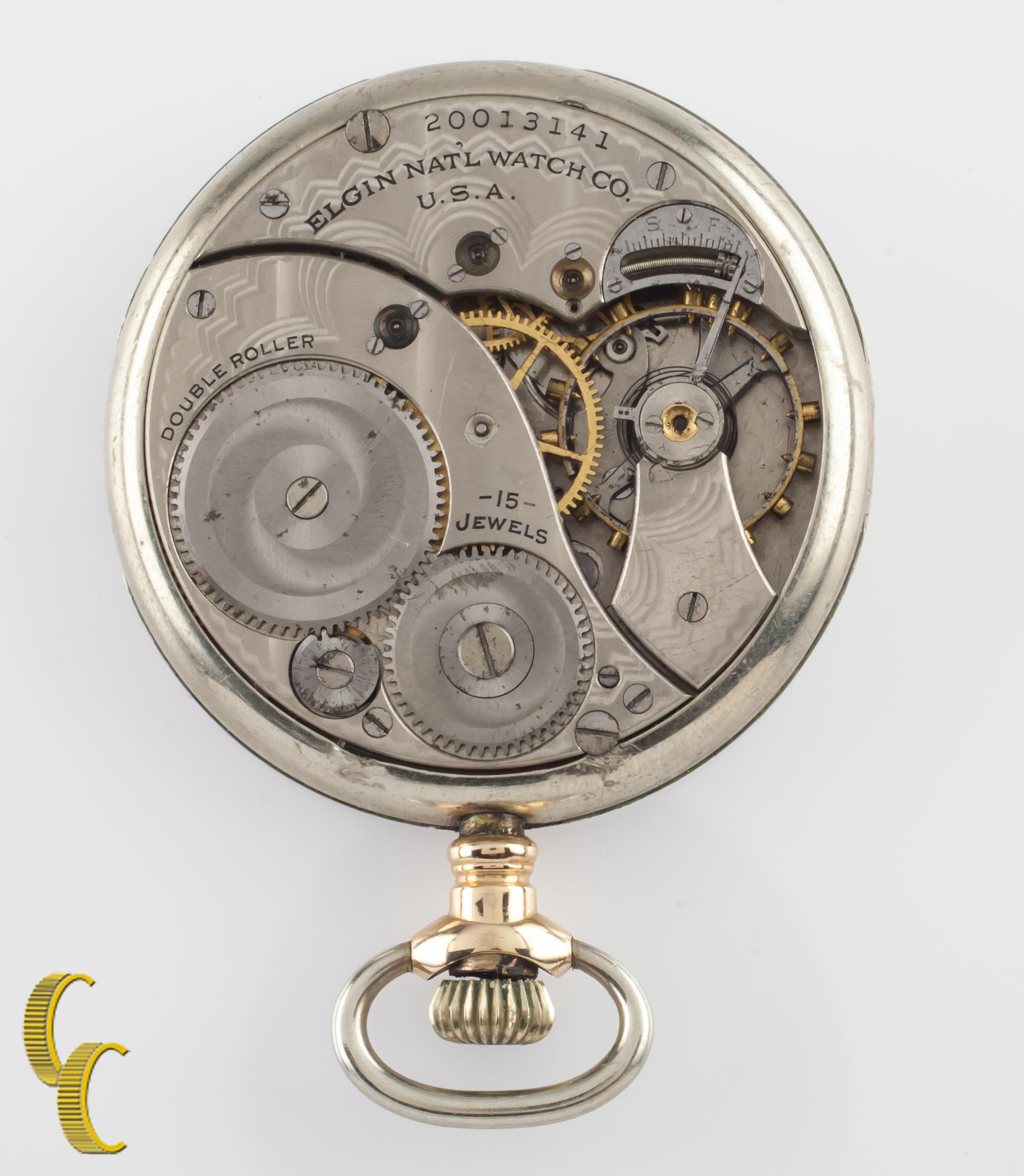 Belle montre de poche ancienne Elgin avec cadran blanc, aiguilles bleues et cadran des secondes dédié
Boîtier en or jaune 14K sans design ni gravure sur le boîtier
Chiffres arabes noirs
Numéro de série 303203
Mouvement Elgin à 15 joyaux Numéro de