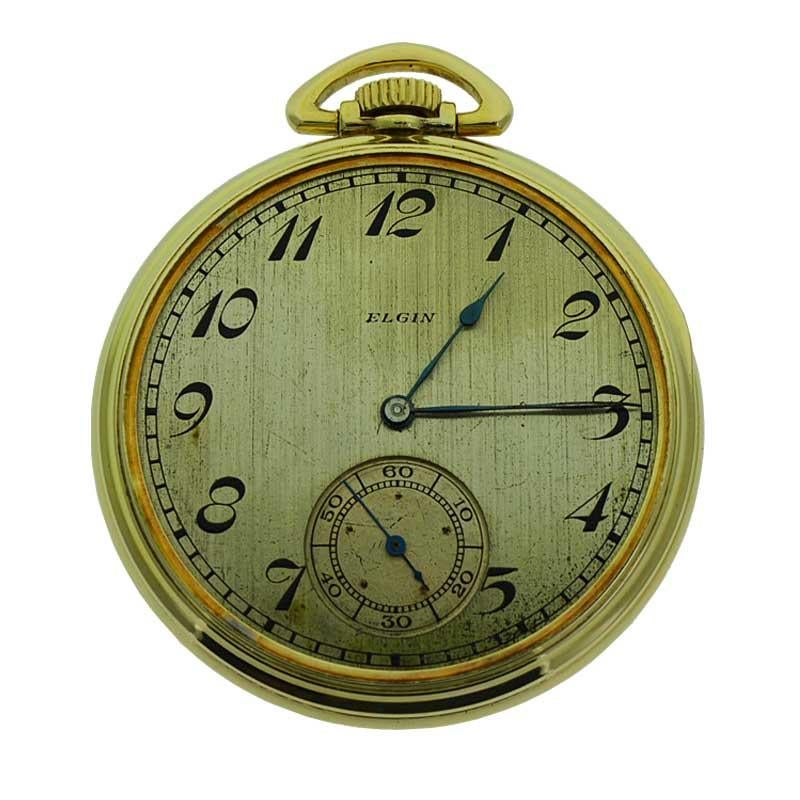 FABRIK / HAUS: Elgin Watch Co.
STIL / REFERENZ: Taschenuhr mit offenem Gesicht
METALL / MATERIAL: Gelbgold gefüllt
CIRCA / JAHR: 1911
ABMESSUNGEN / GRÖSSE: Länge und Durchmesser 44mm
UHRWERK / KALIBER: Handaufzug / 15 Jewels 
ZIFFERBLATT / ZEIGER: