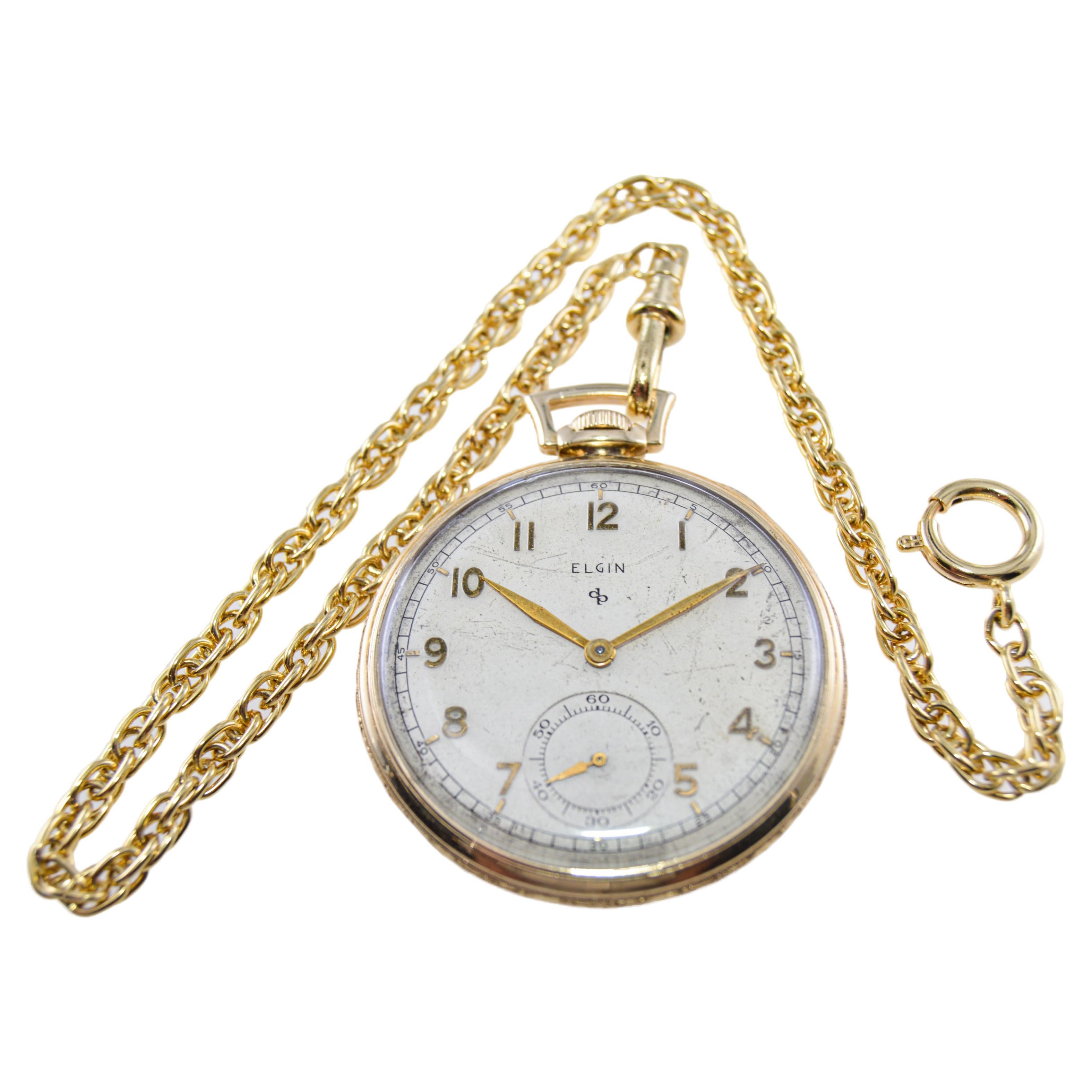 FABRIK / HAUS: Elgin Watch Company
STIL / REFERENZ: Taschenuhr mit offenem Gesicht
METALL / MATERIAL: Gelbgold gefüllt
CIRCA / JAHR: 1940er Jahre
ABMESSUNGEN / GRÖSSE: Durchmesser 45mm
UHRWERK / KALIBER: Handaufzug / 15 Jewels 
ZIFFERBLATT / ZEIGER: