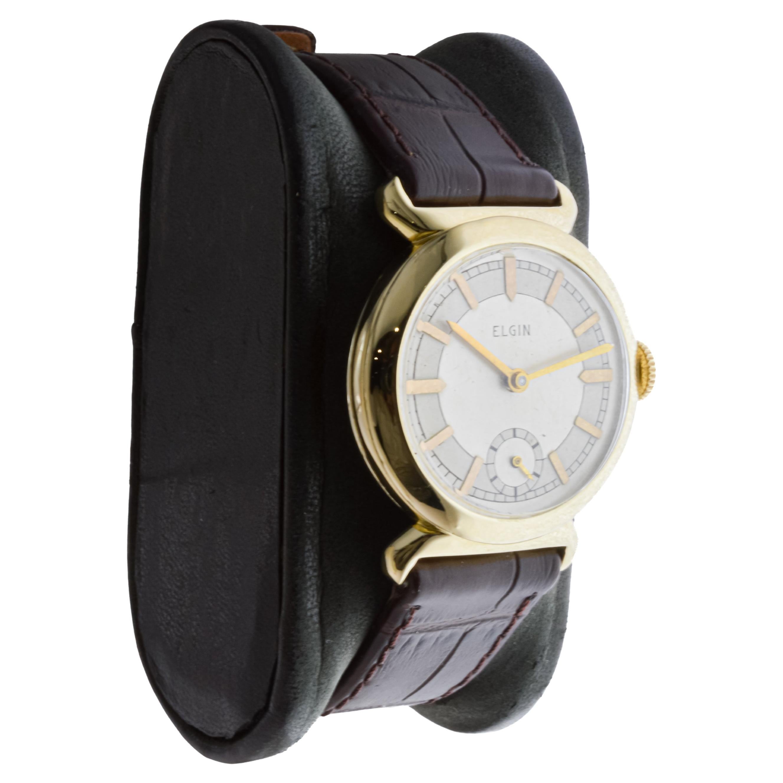 FACTORY / HOUSE: Elgin Watch Company
STYLE / REFERENCE: Art Deco / Round Style 
METAL / MATERIAL: Yellow Gold Filled
CIRCA / YEAR: 1940's
DIMENSIONS / SIZE: Length 36mm X Diameter 29mm
MOVEMENT / CALIBER: Manual Winding / 17 Jewels / Caliber
